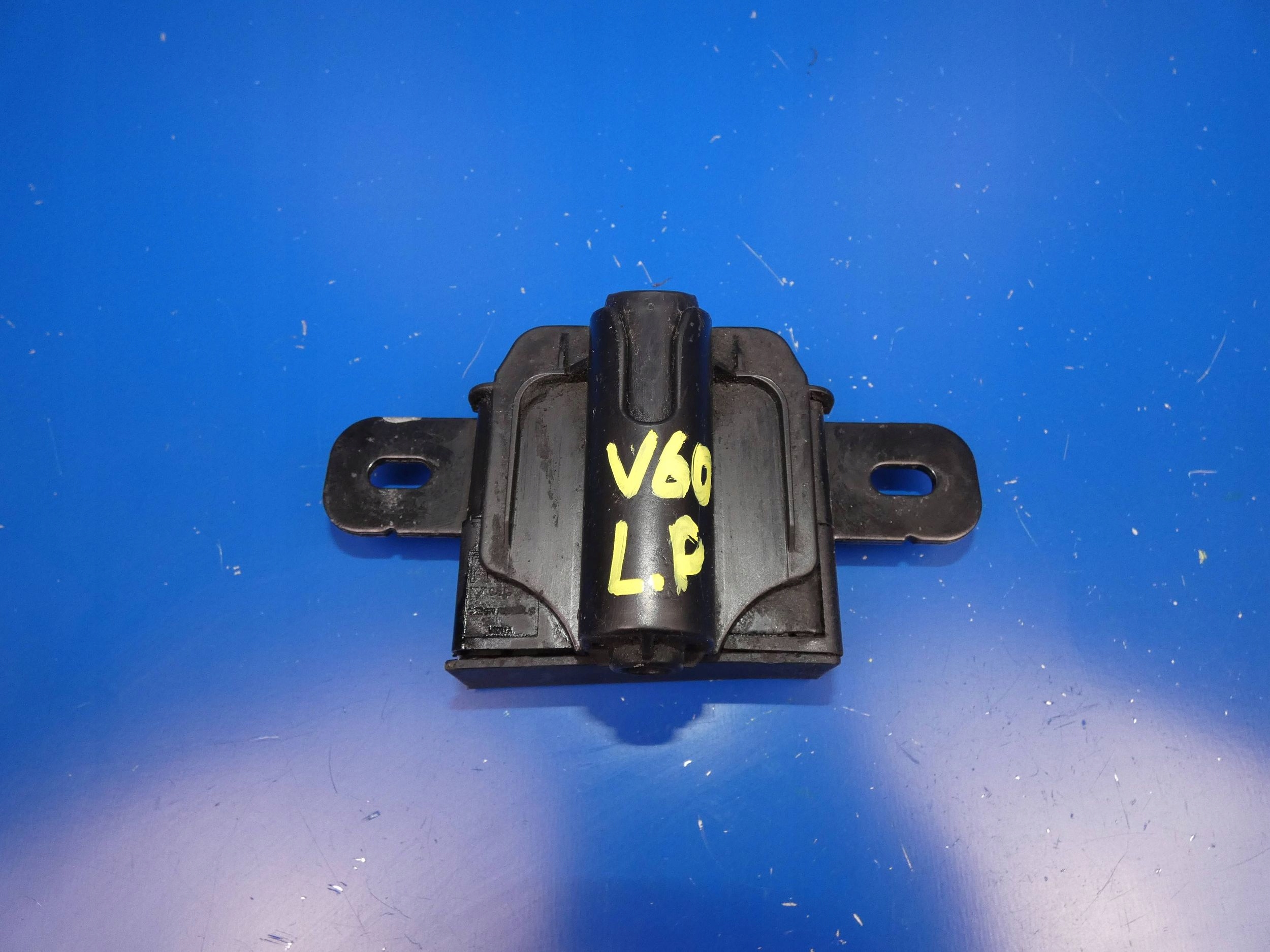 VOLVO V60 and S60 II bonnet latch lock POKRYWY left front