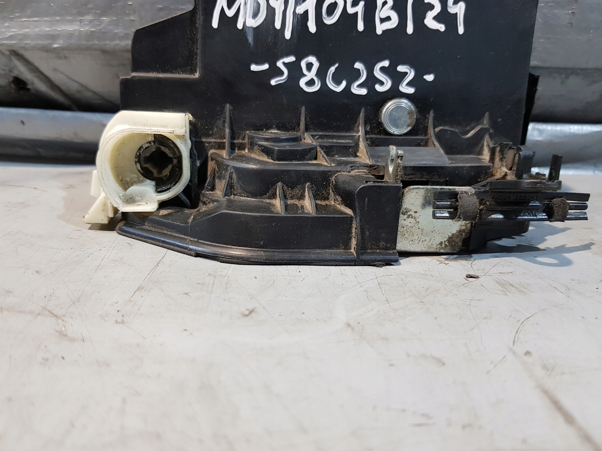 lock door right front front BMW E91 7202144 A053702 UK 7PIN
