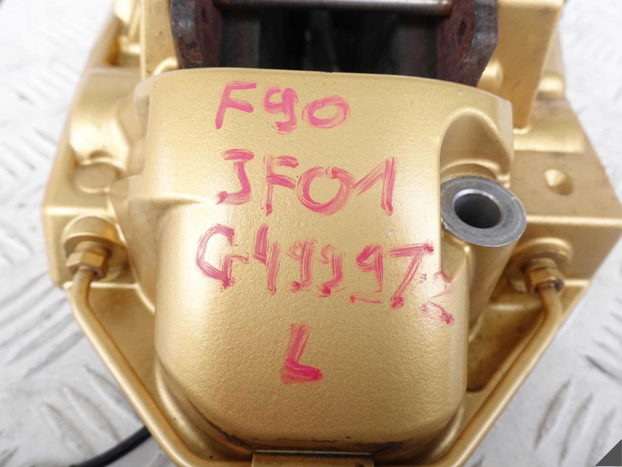 BMW M5 F90 KERAMIK GOLD třmen+plotýnky levý předek
