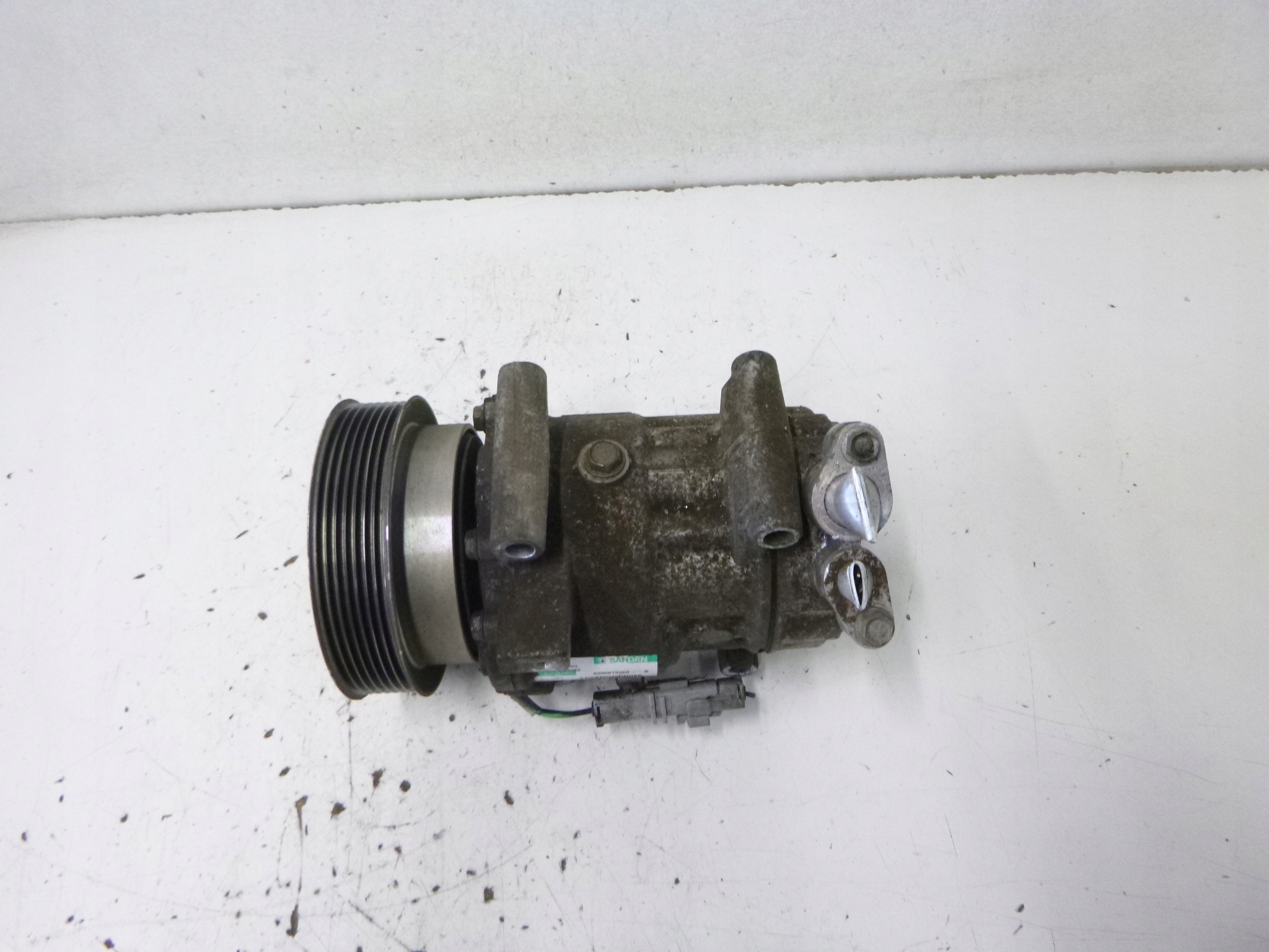 compressor compressor; of the air conditioning Renault Twingo II 1.2 2013r 8200654541