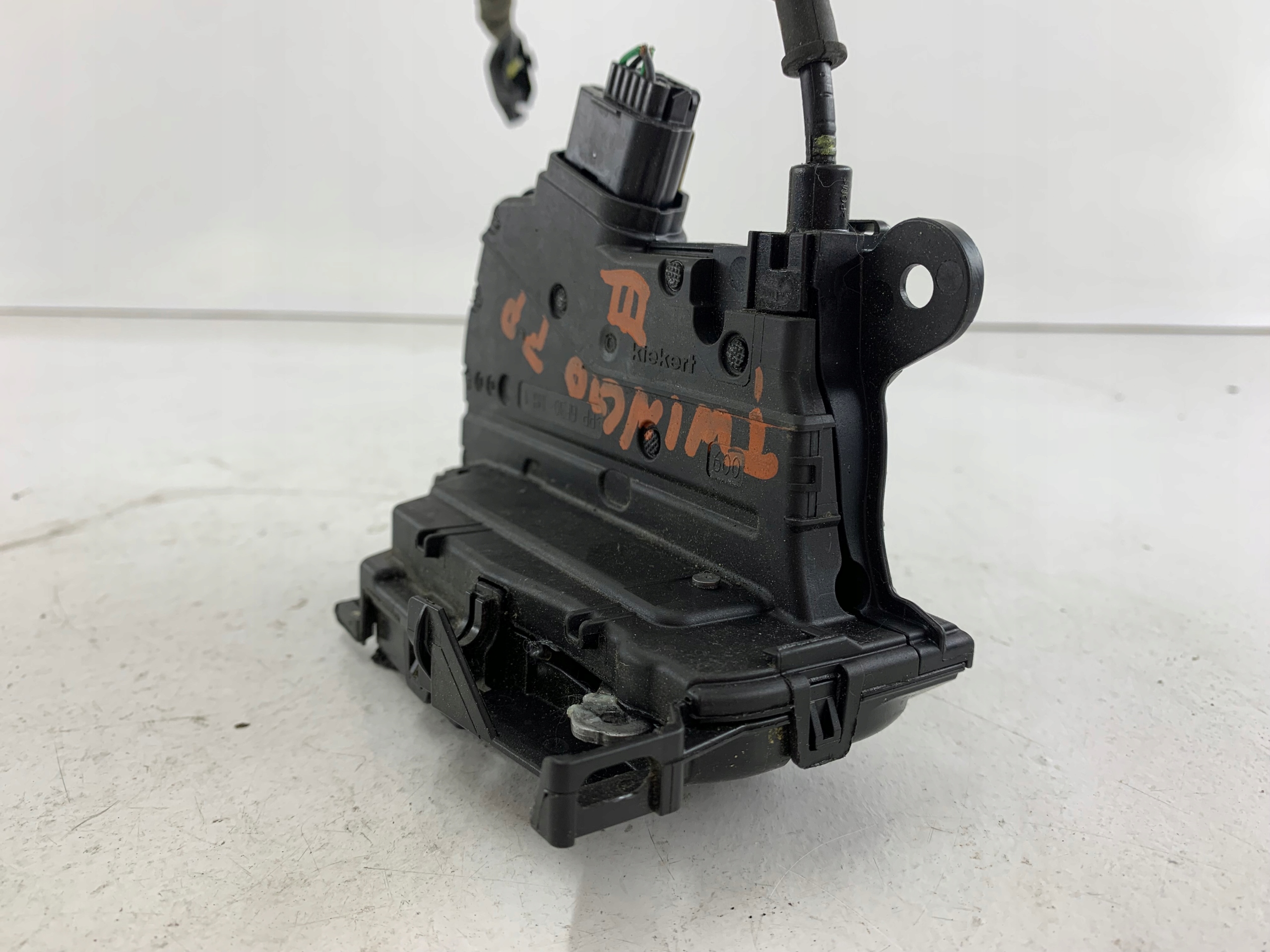 RENAULT TWINGO III lock door right front 805020355R