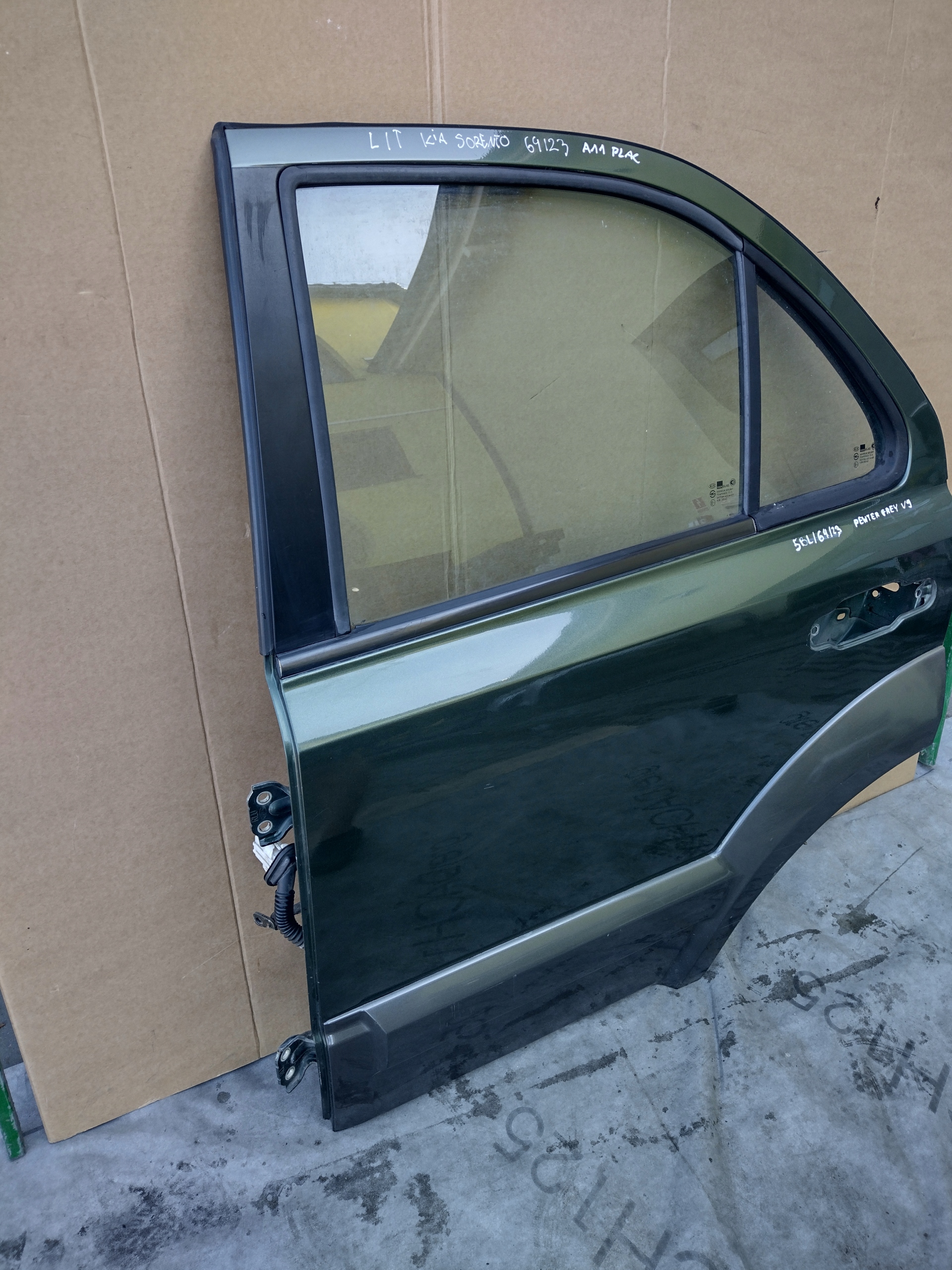 KIA SORENTO and 2003R door left rear part moulding