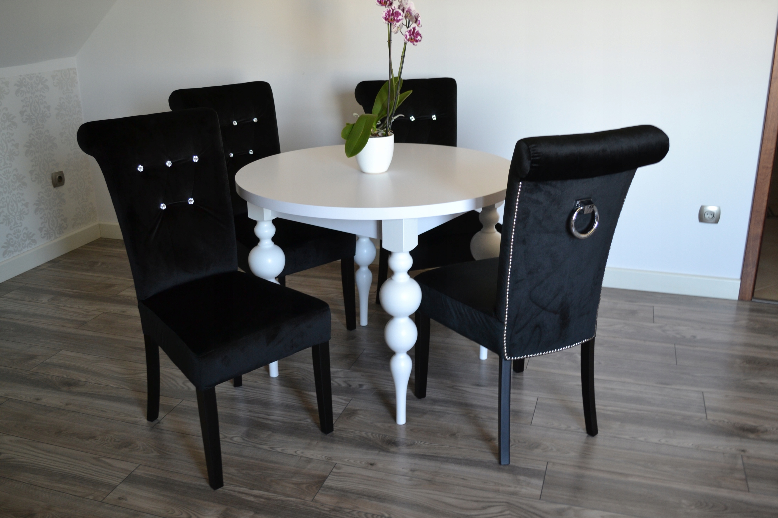 Stół okrągły tłoczone nogi kule zdobiony biały Kształt blatu okrągły