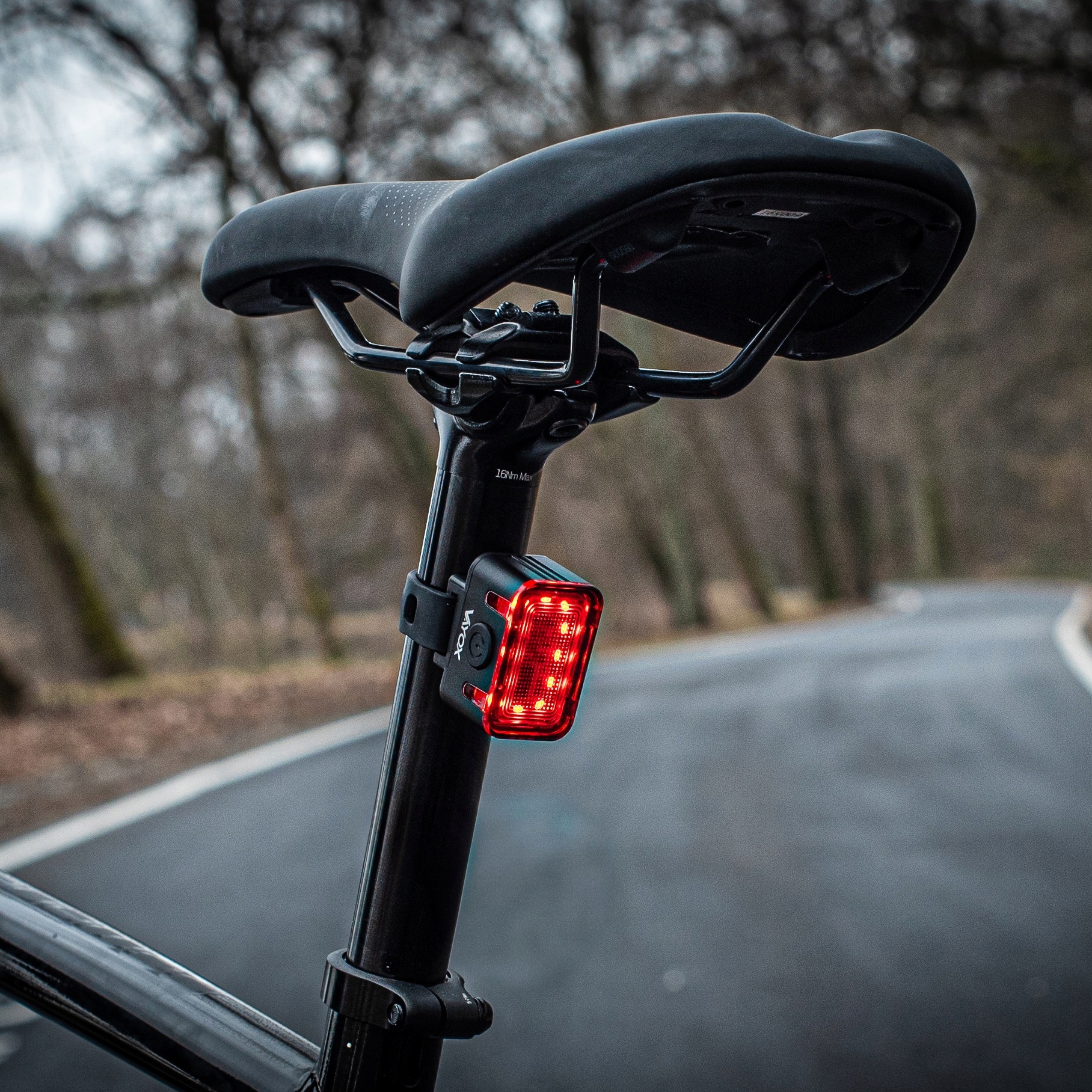 LAMPKA ROWEROWA TYLNA AKUMULATOROWA OŚWIETLENIE USB-C ALUMINIUM 300lm VAYOX Marka Vayox