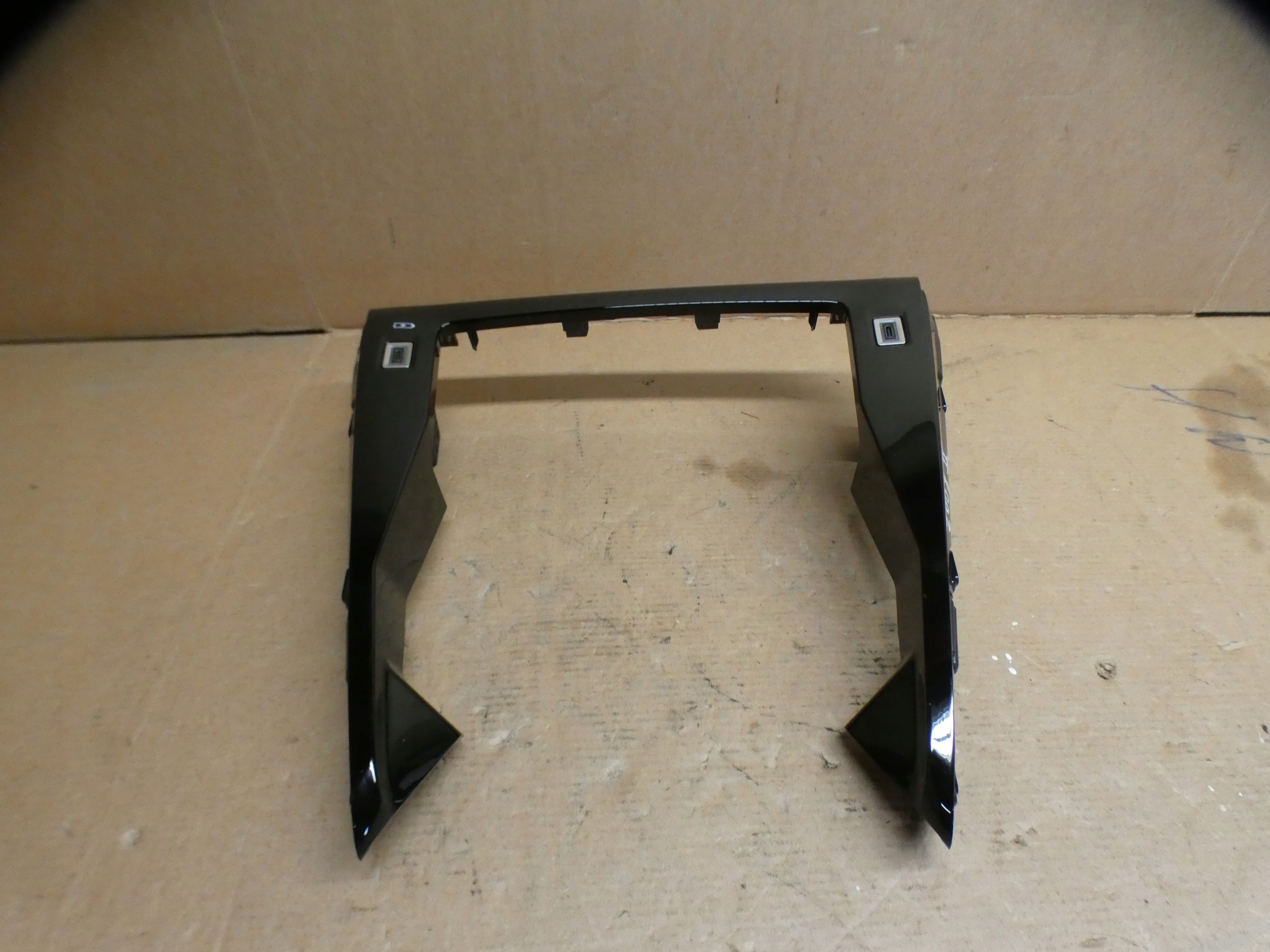 PEUGEOT 208 II frame dekor tunel usb 9828368780