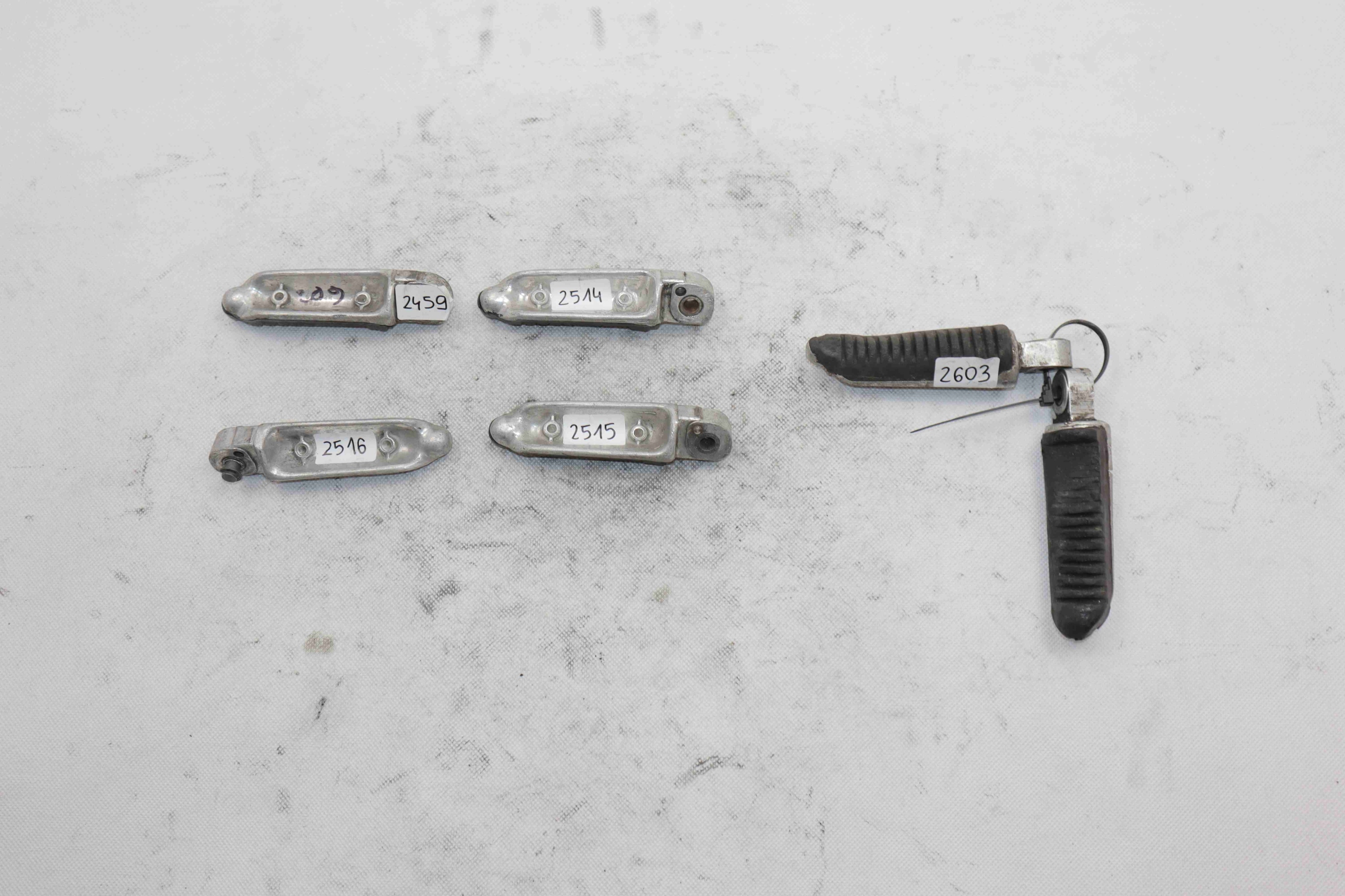 SUZUKI GSX600F GSX750F KATANA Podnóżek Przód Prawy