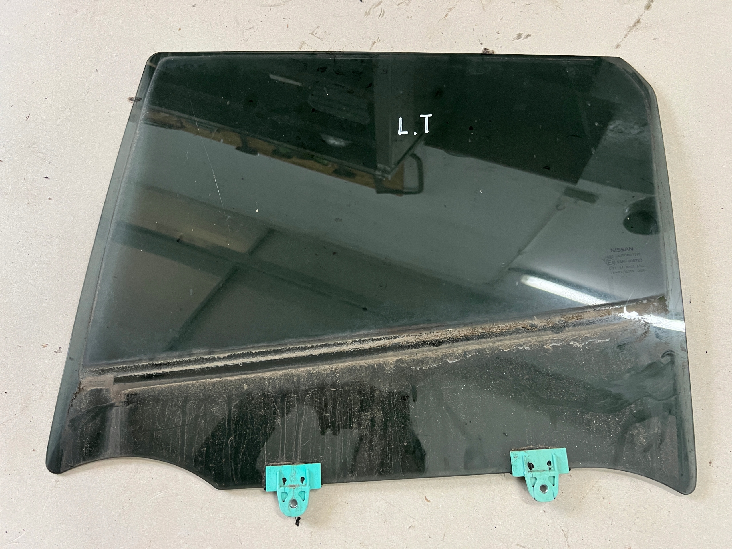 NISSAN JUKE F15 стекло двери левый задний 2015 AS3