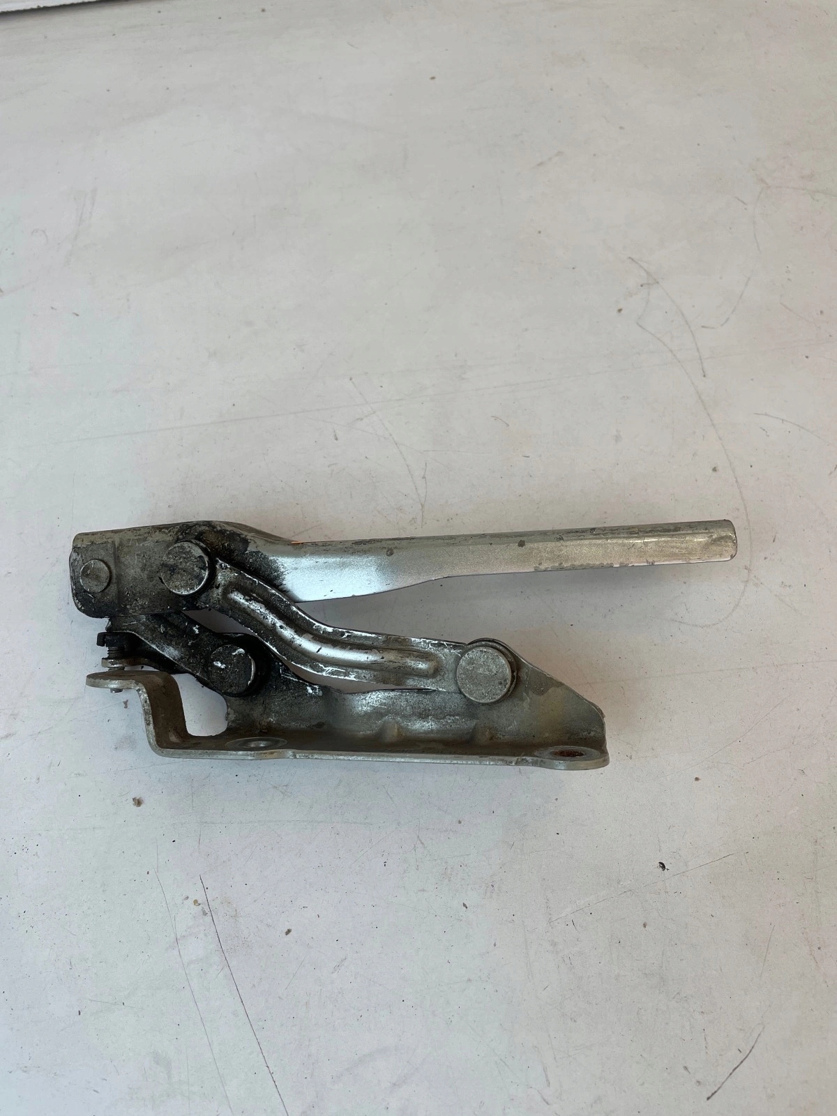 hinge bonnets front front right Skoda Octavia II