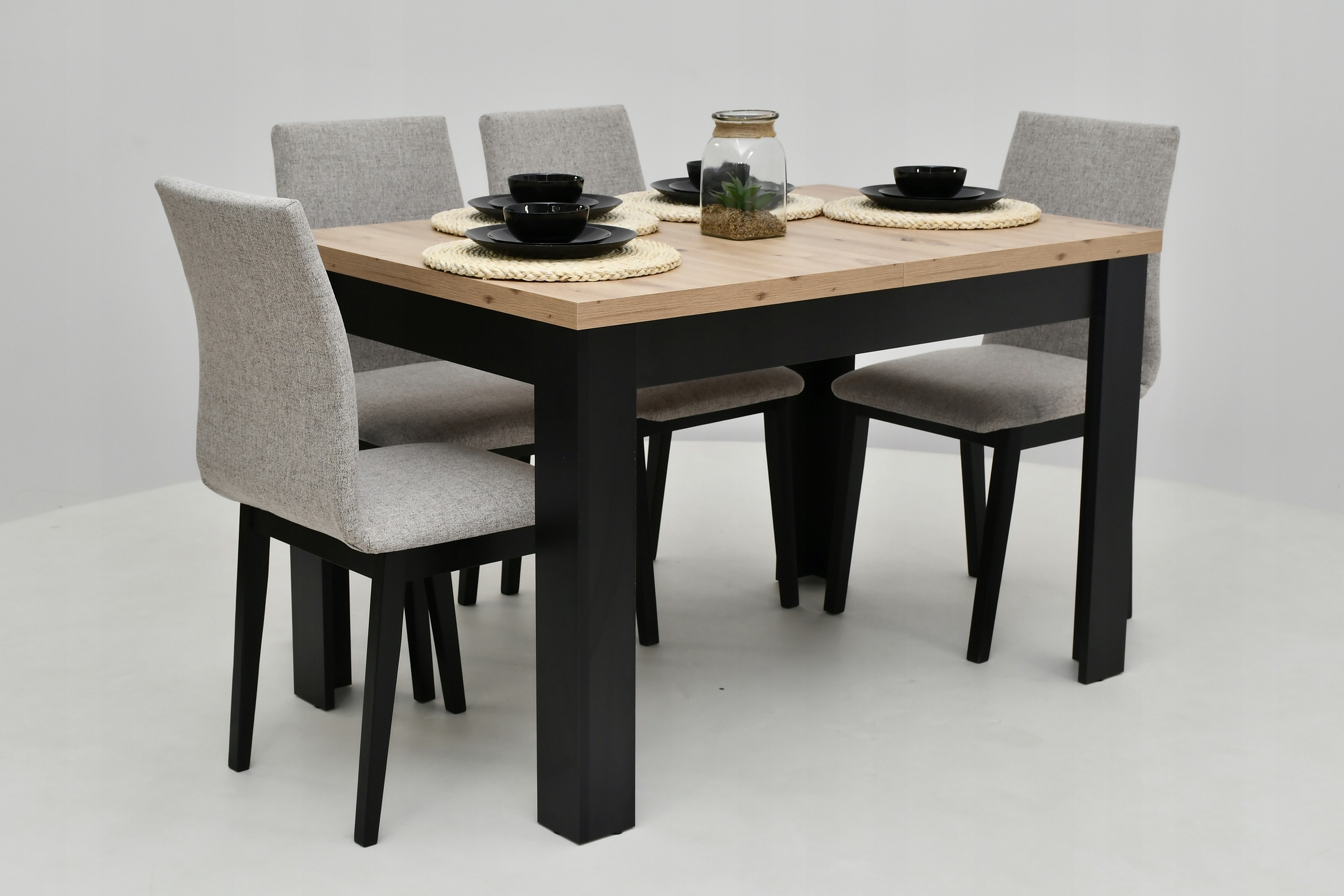 Profilowane, w pełni tapicerowane krzesła, stół Liczba krzeseł w zestawie 4