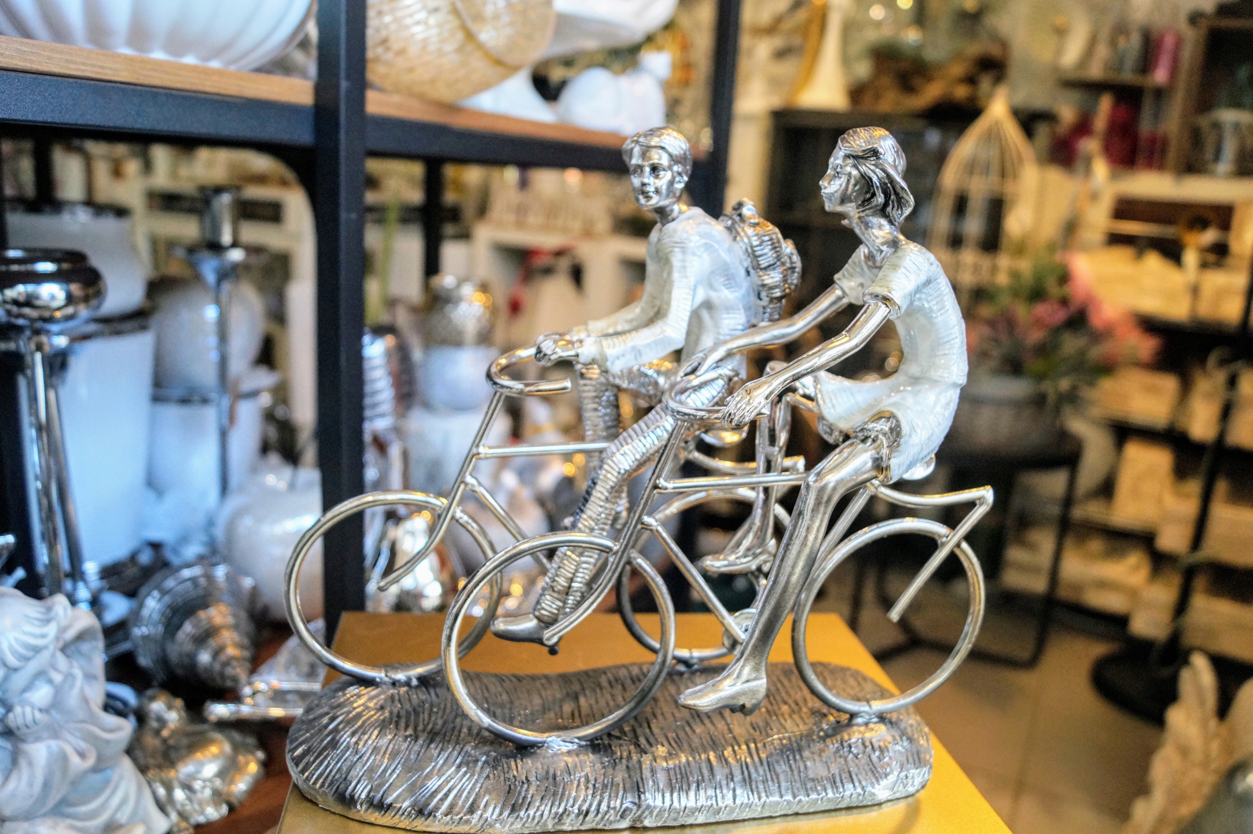 FIGURKA RZEŹBA PARA NA ROWERACH KOLARZE Kod producenta 126526