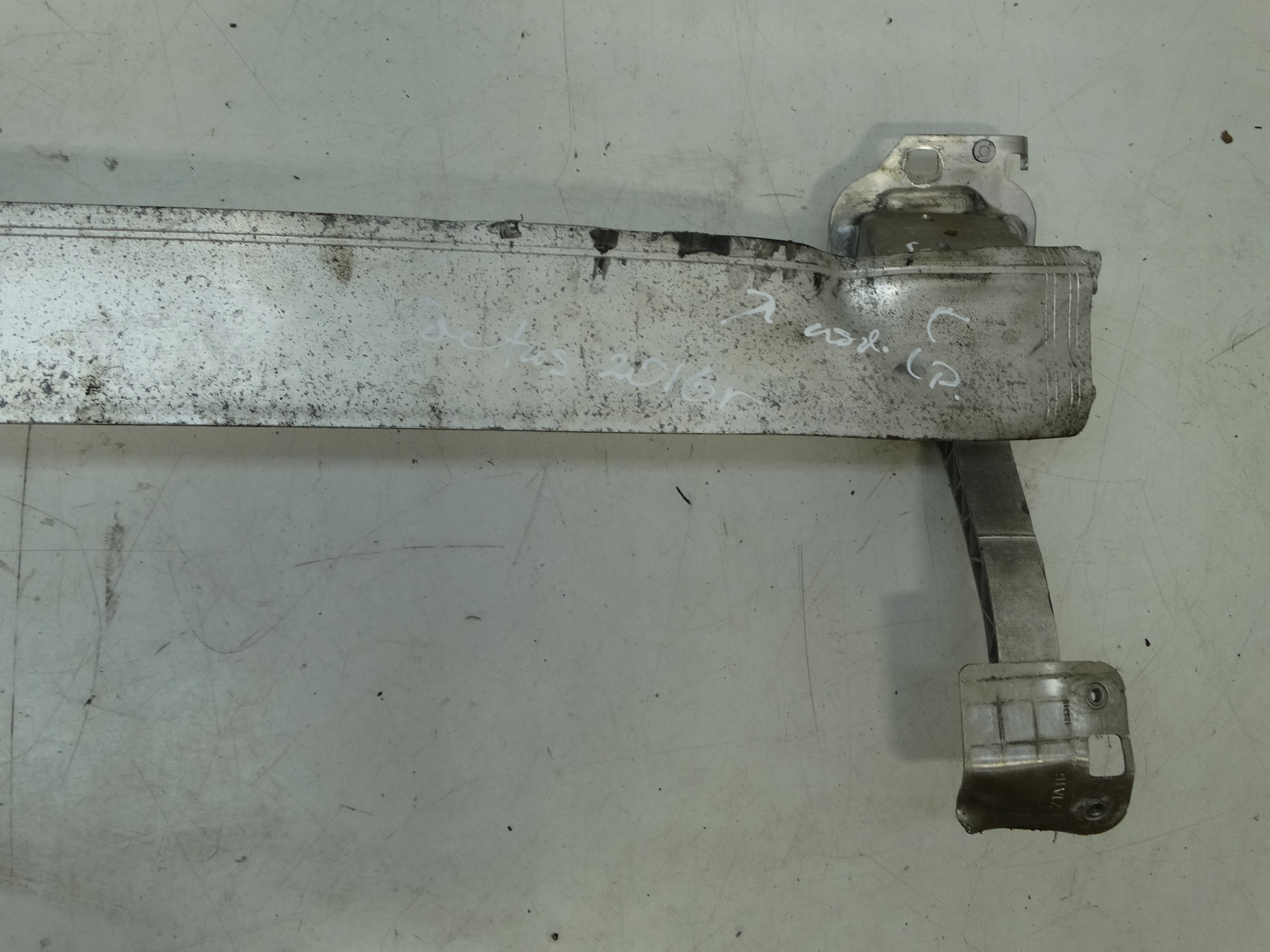 sider pillar below bumper front CITROEN C4 CACTUS 2016R. 9804370880