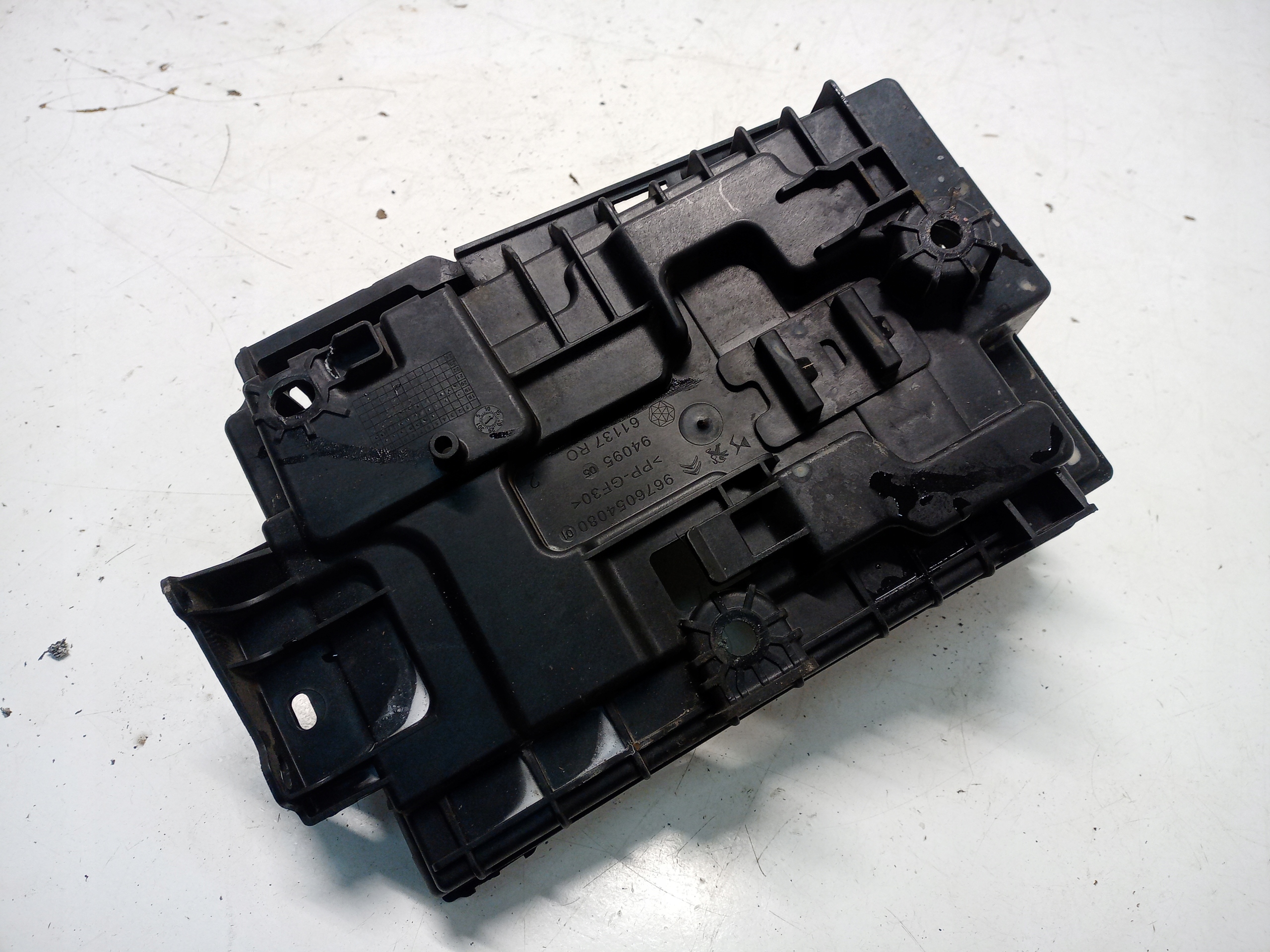 PODSTAWA AKUMULATORA CITROEN C3 III Producent części Citroen OE