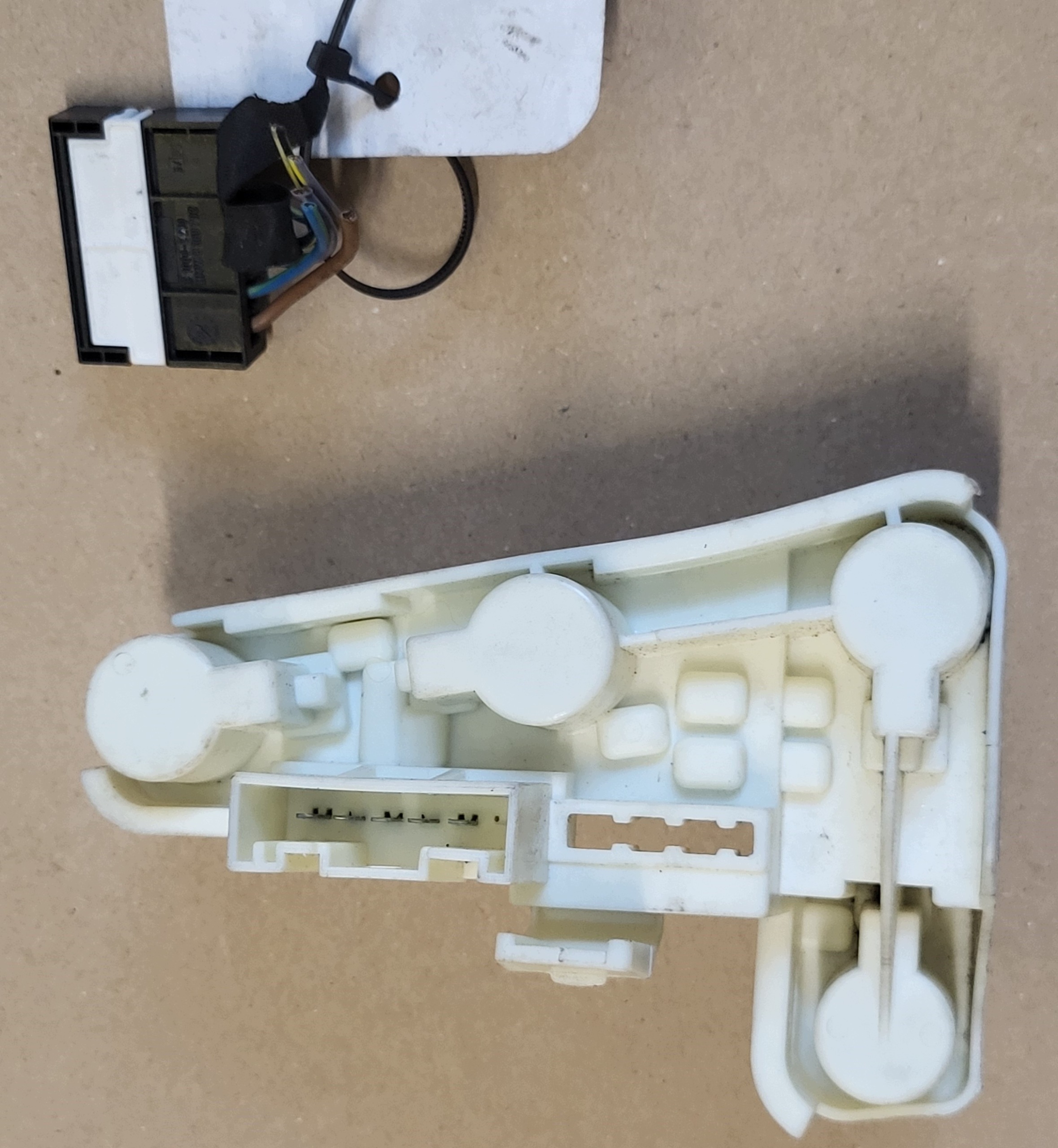 light housing left rear part OPRAWKI GNIAZDA ZAROWKI BME 3 E90 sedan 6937473 OE EU