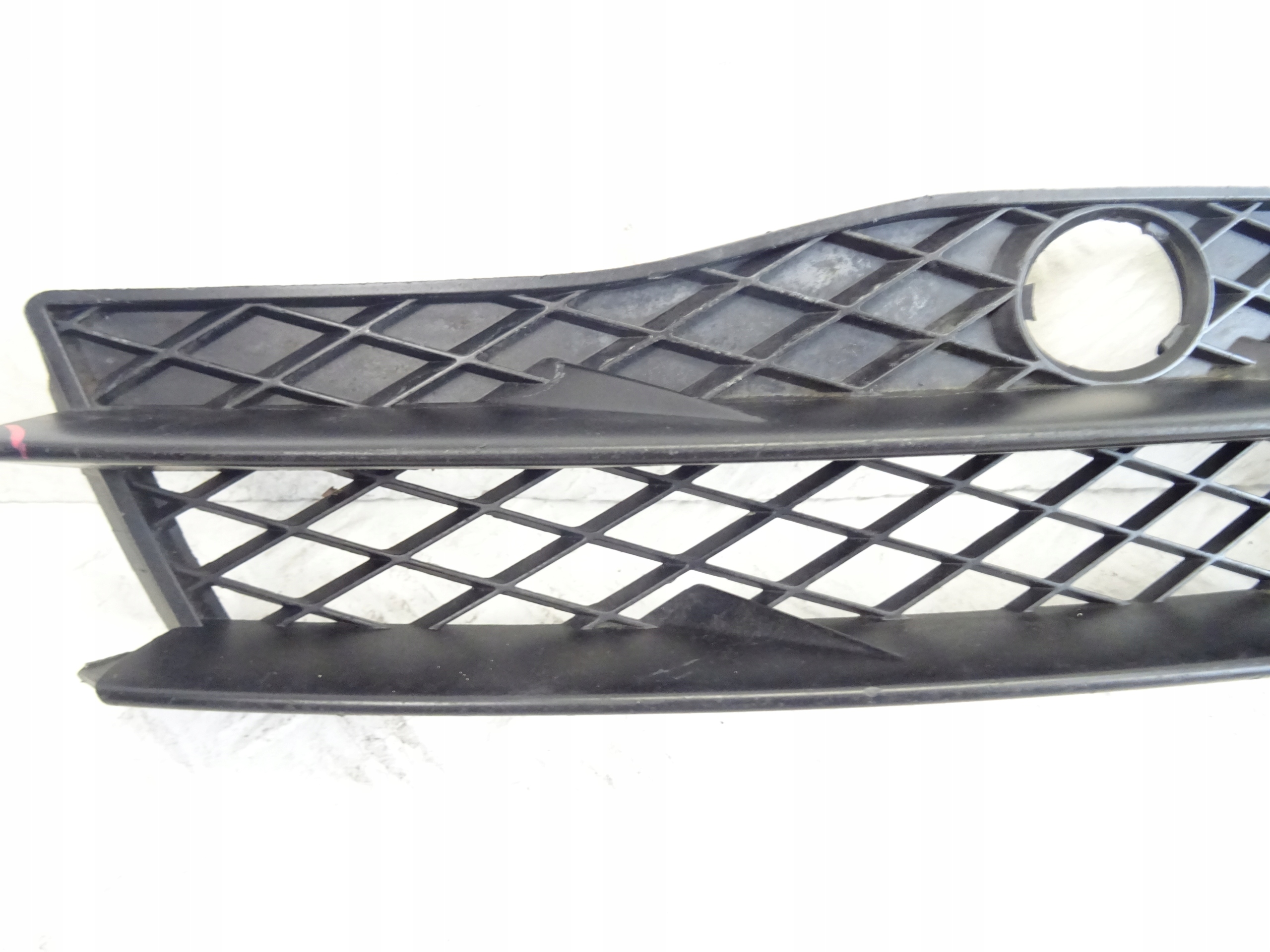 grid of a bumper front front right AUDI R8 420807682