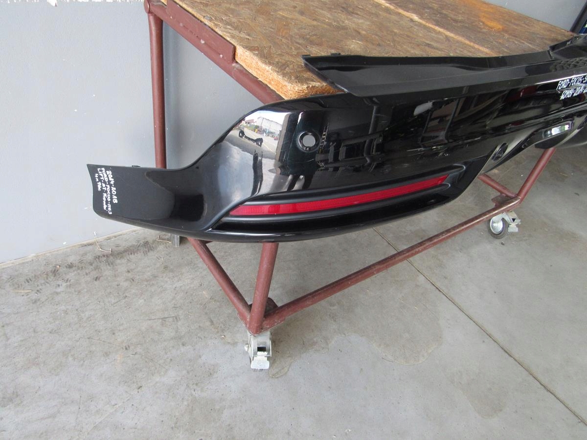 FORD FOCUS ST MK3 LIFT 2014-2018 KOMBI ZDERZAK TYŁ Strona zabudowy tył