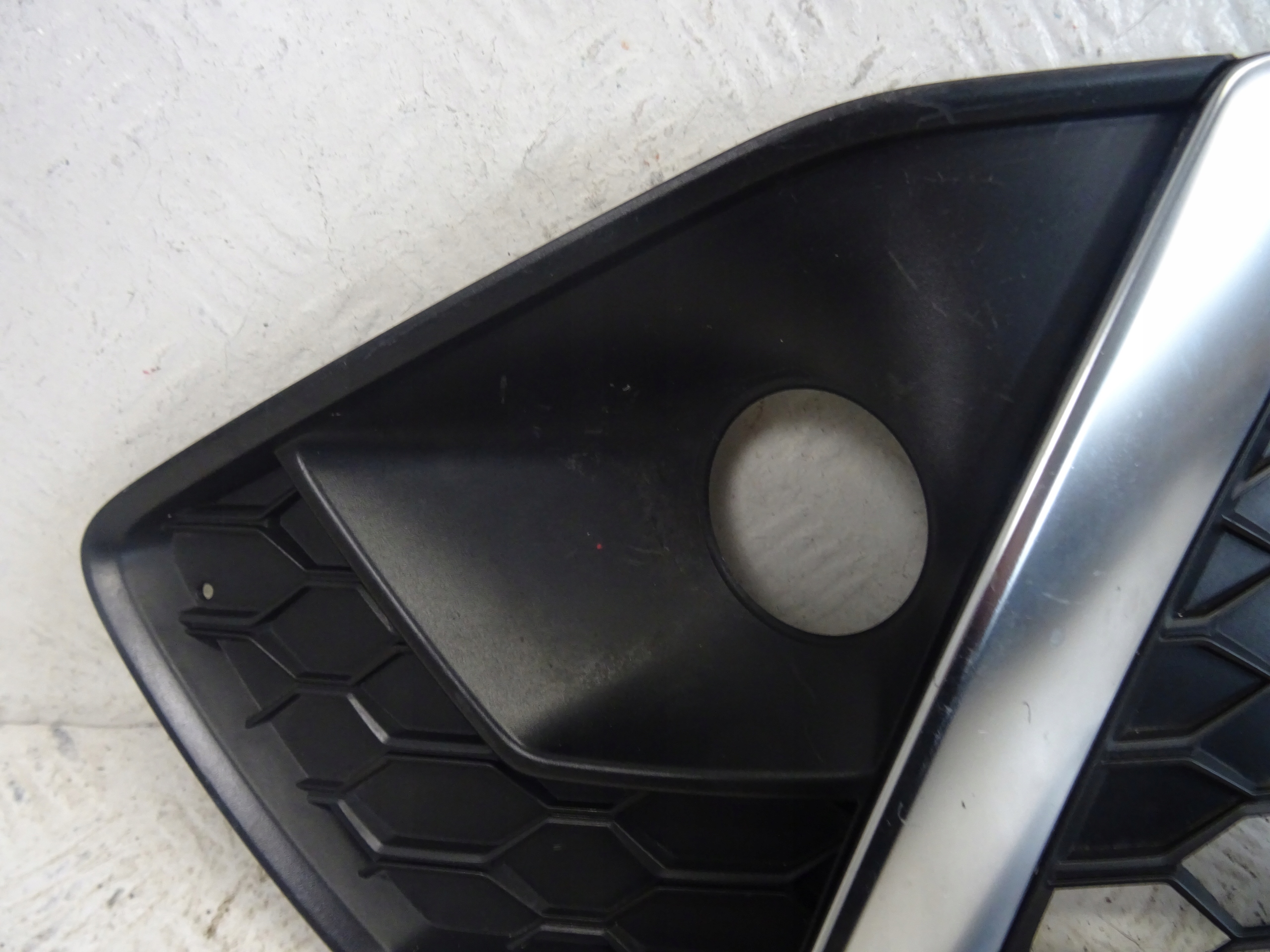 grid of a bumper front front right AUDI A4 B9 LIFT S-LINE 8W0807682AM