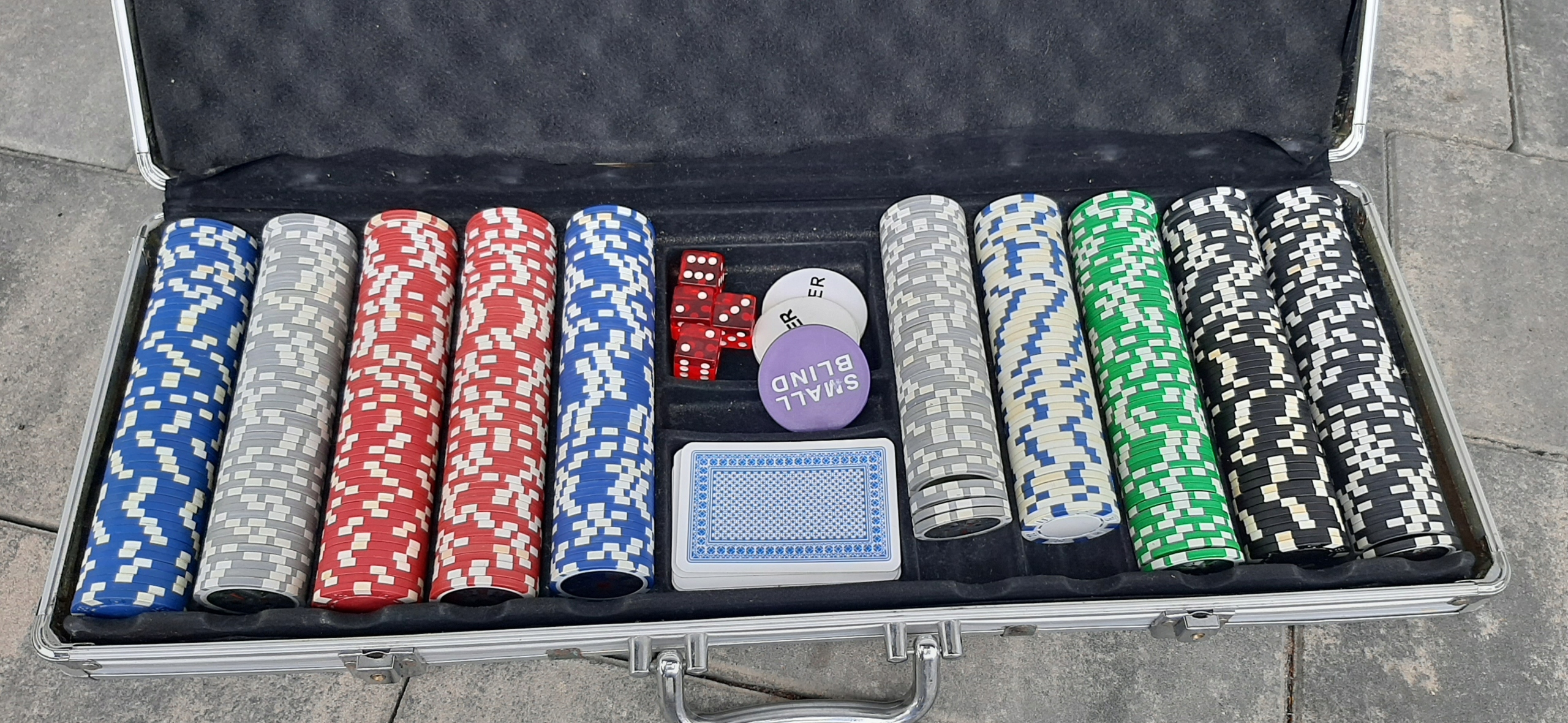 Żetony do pokera w walizce około 480 sztuk