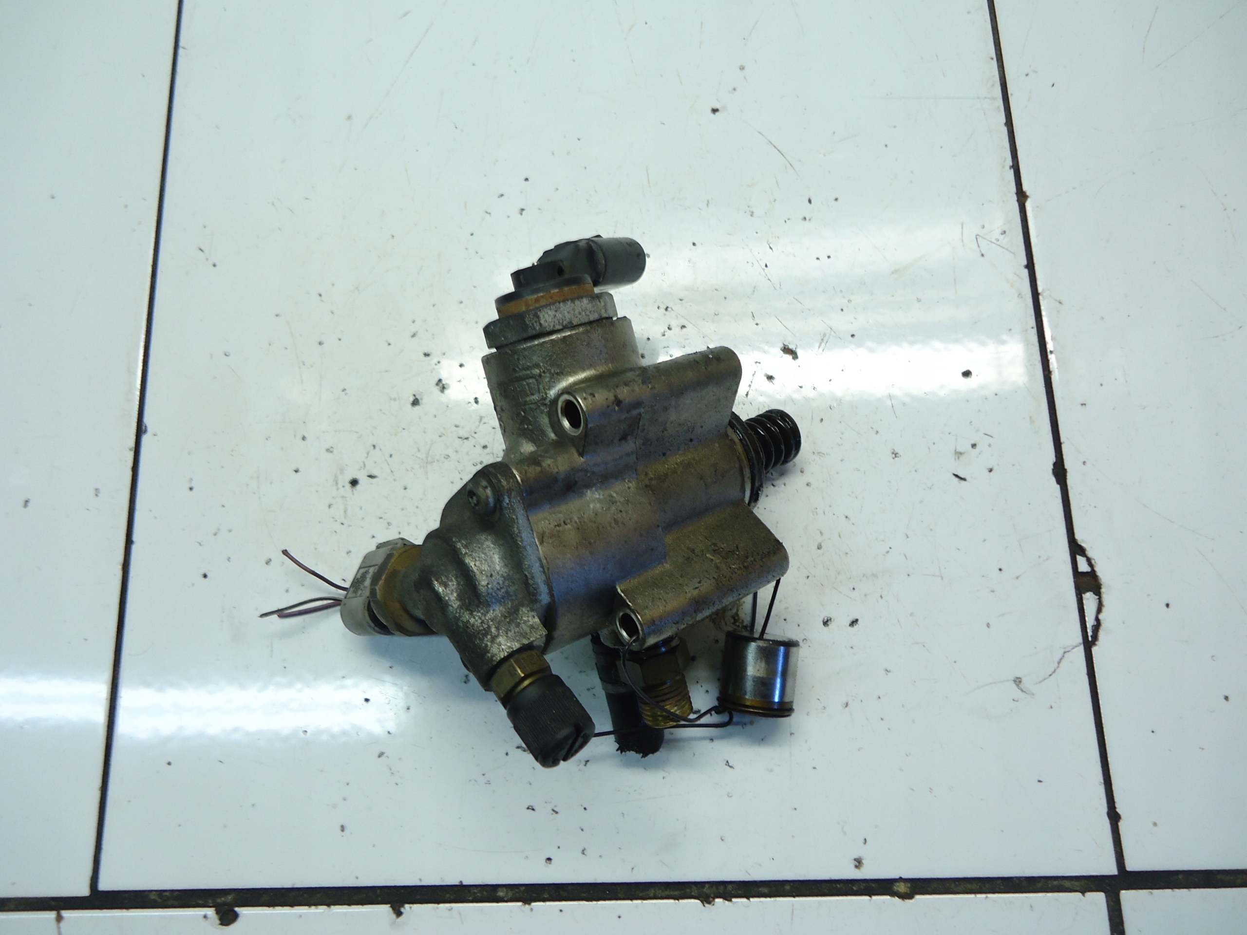 AUDI A4 B7 2.0 TFSI Einspritzpumpe 06F127025H
