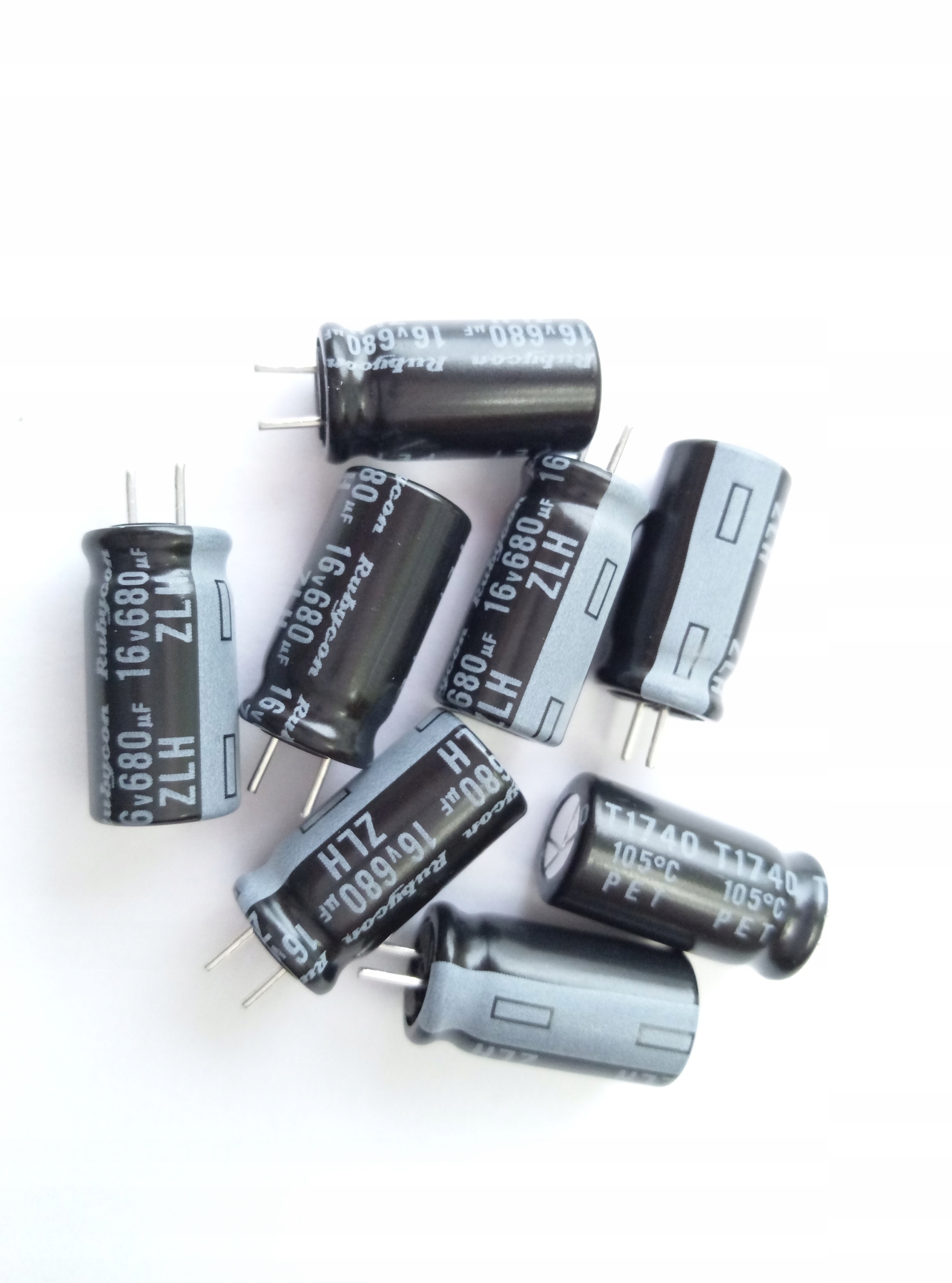 [8szt] Kond. 680uF 16V low imp. Zlh 8x16 Rubycon