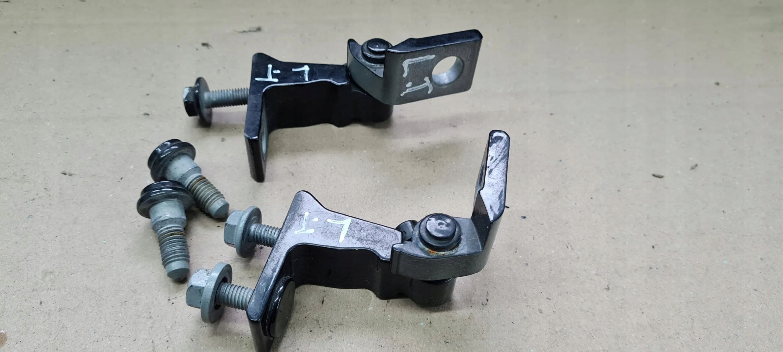 A6 C7 4G hinge hinges door left left rear part rear. LZ9Y