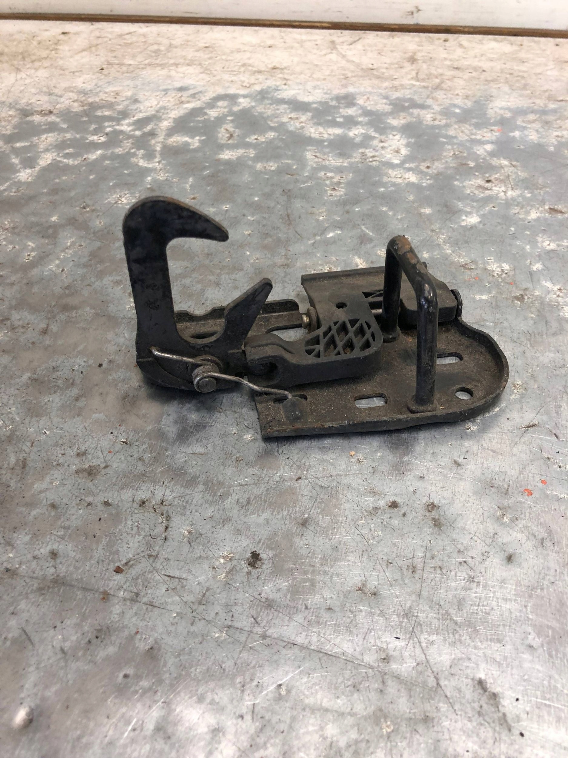 lock RYGIEL bonnets VW TOURAN and 3C0823480