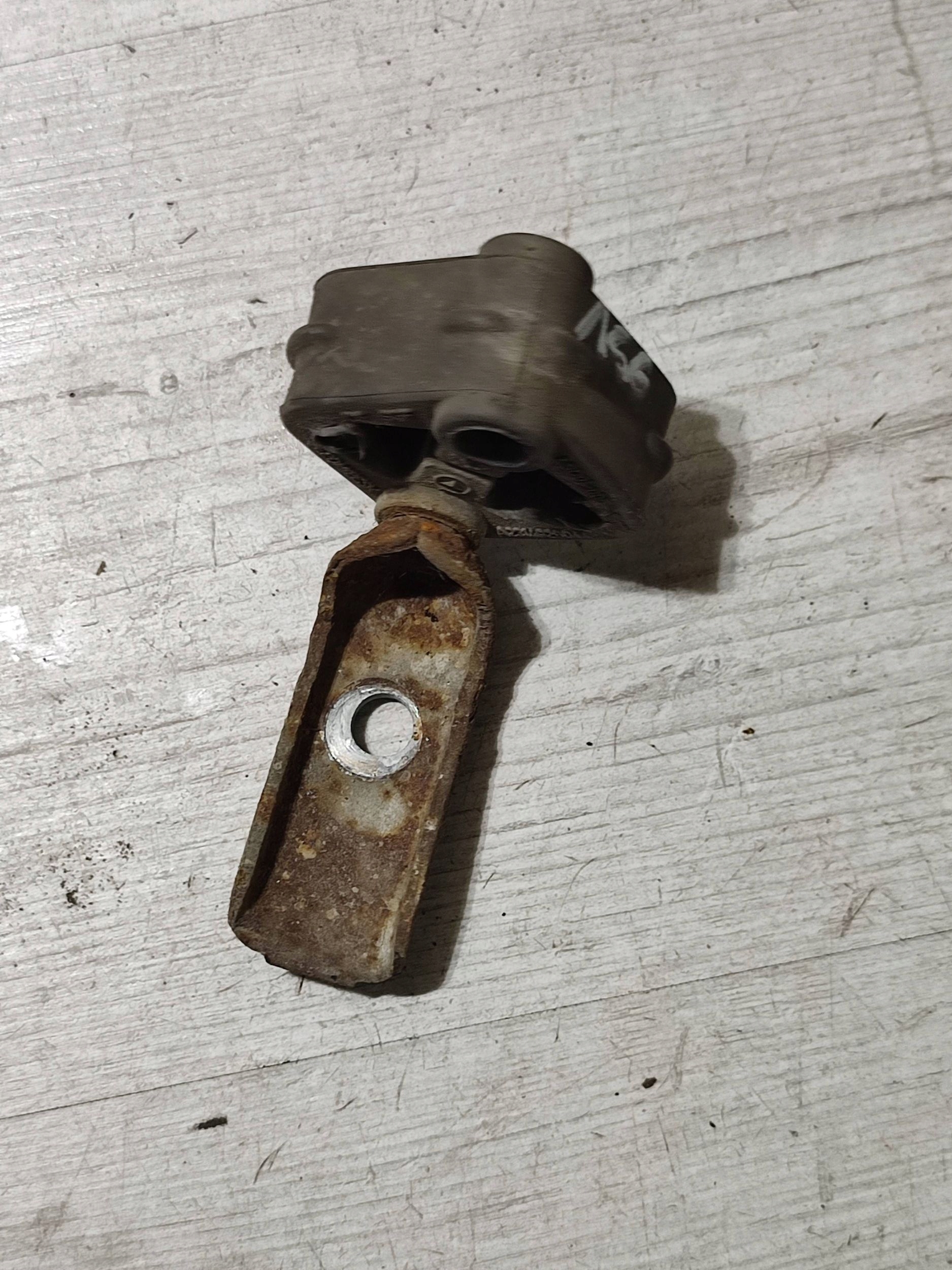 Mercedes-Benz GLA W156 2015 holder / bracket tlumika