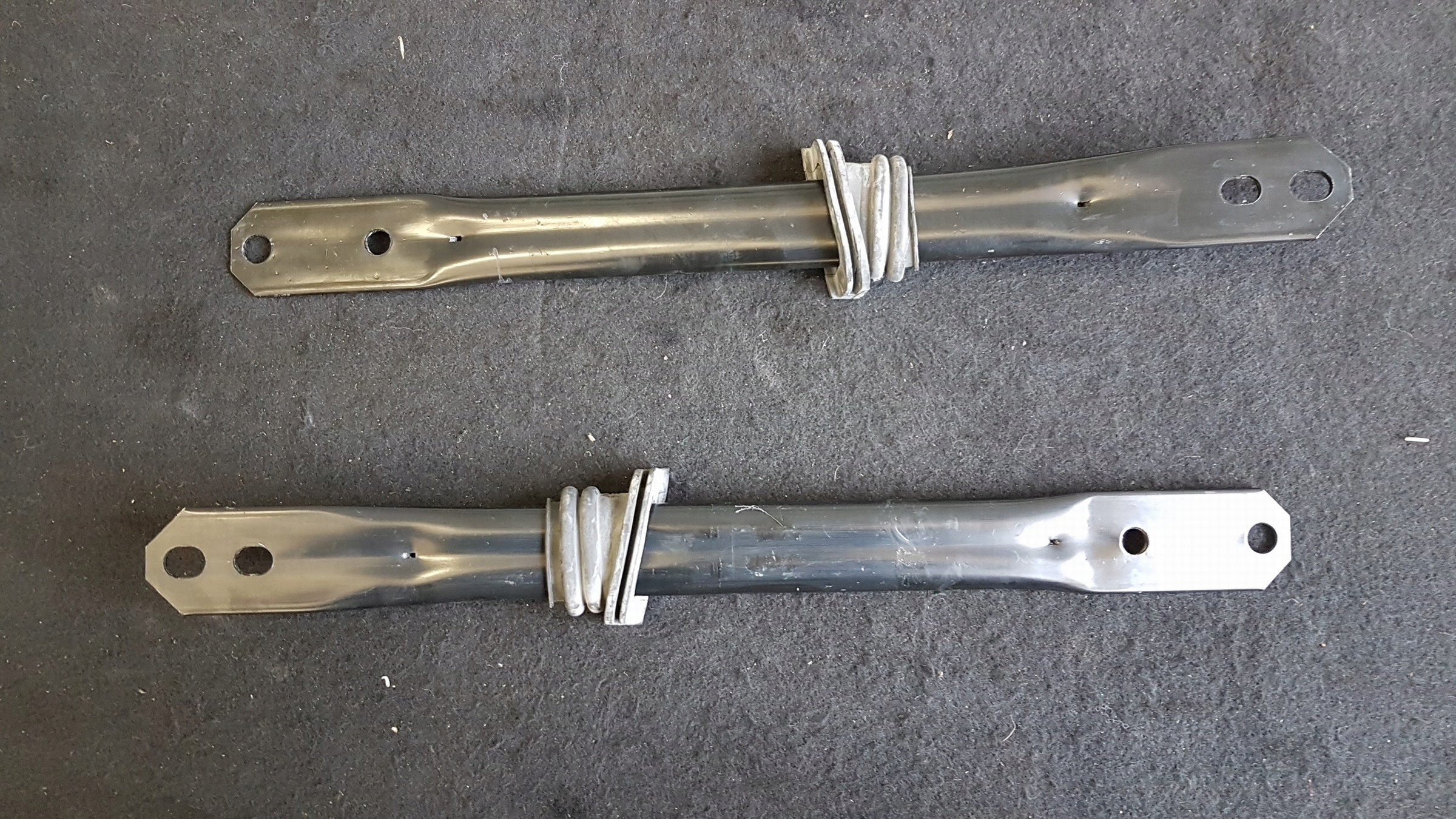 RANGE ROVER VELAR L560 ROZPÓRKA KIELICHA WSPORNIK