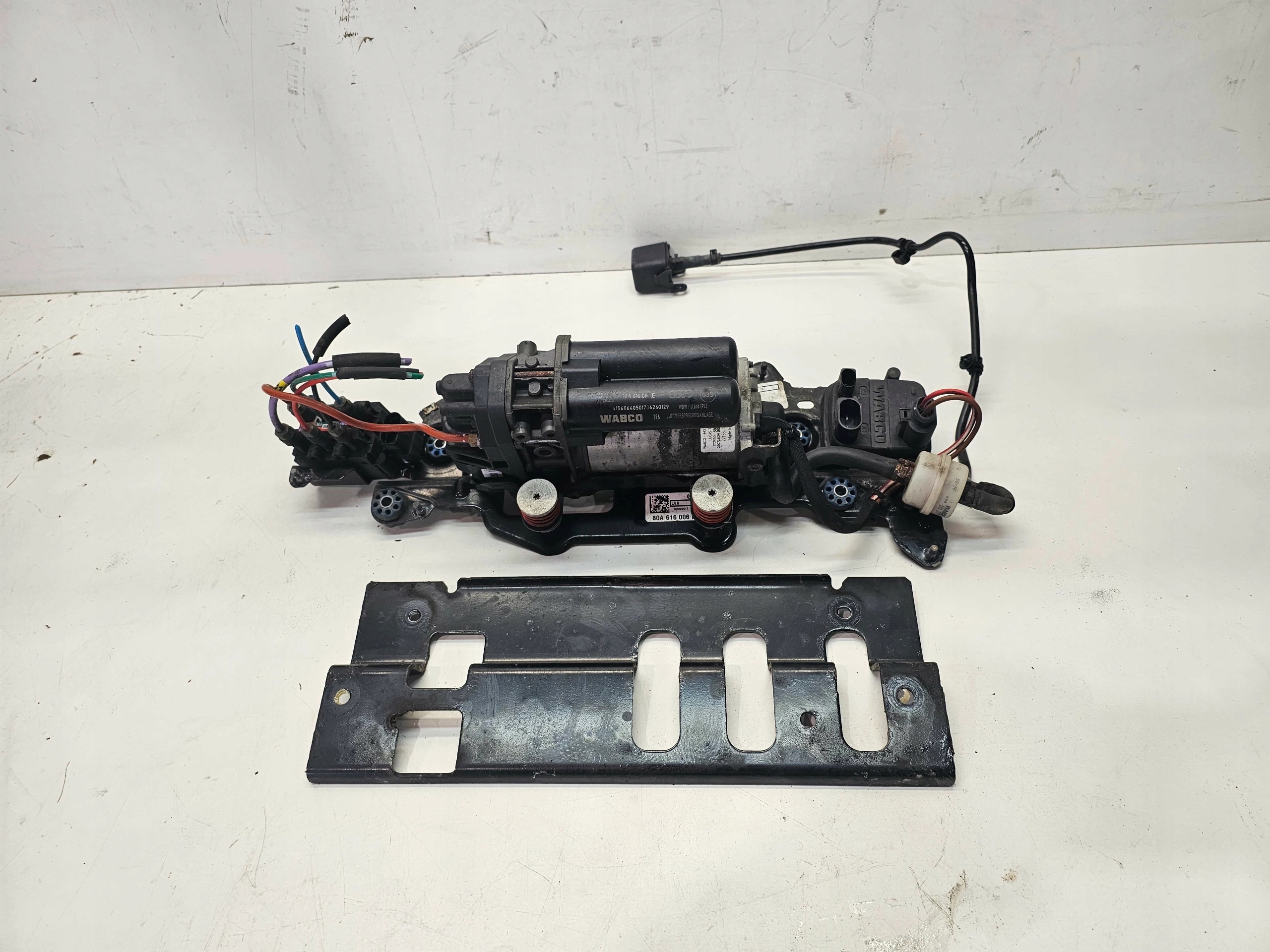 compressor; springing PNEUMATYKI+holder AUDI Q5 FY 80A616005E