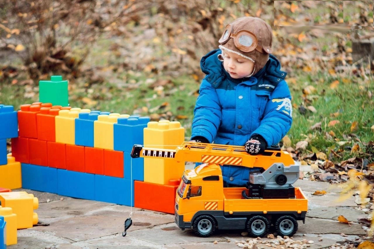 CIĘŻARÓWKA AUTO VOLVO DŹWIG OBROTOWY GIGANT XXL Materiał plastik