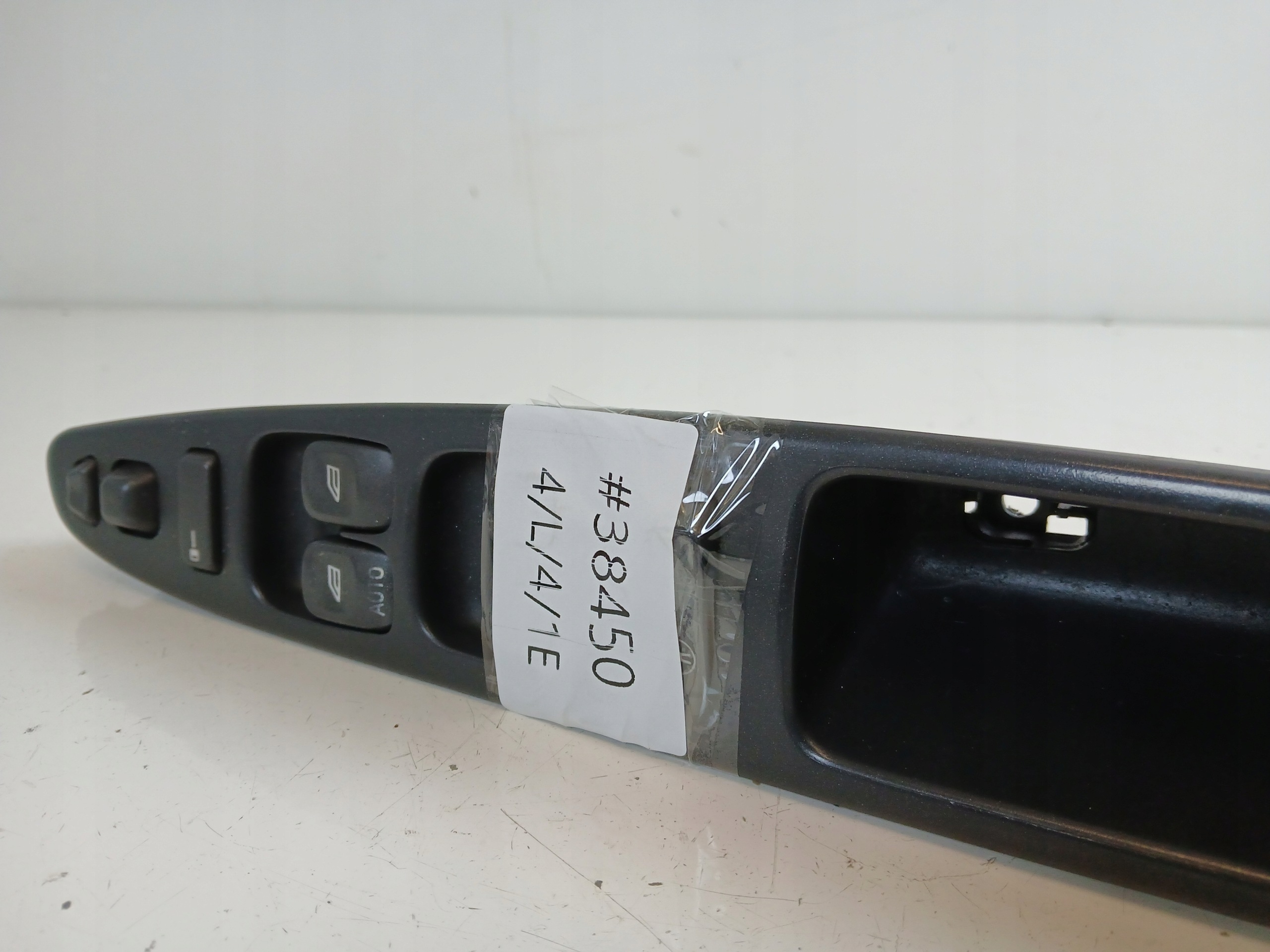 VOLVO V40 S40 a PANEL okna levý předek 30889745