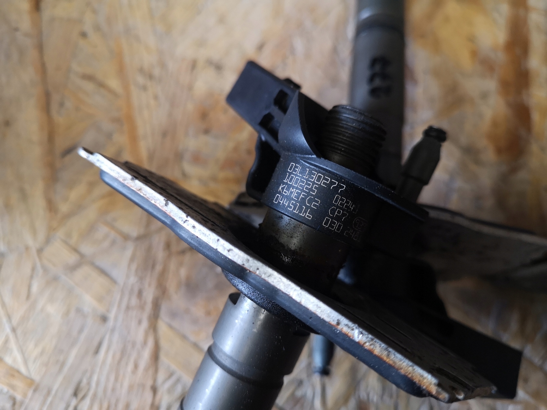 AUDI A4 B8 A5 8T A6 2.0 TDI nozzle injector 03L130277