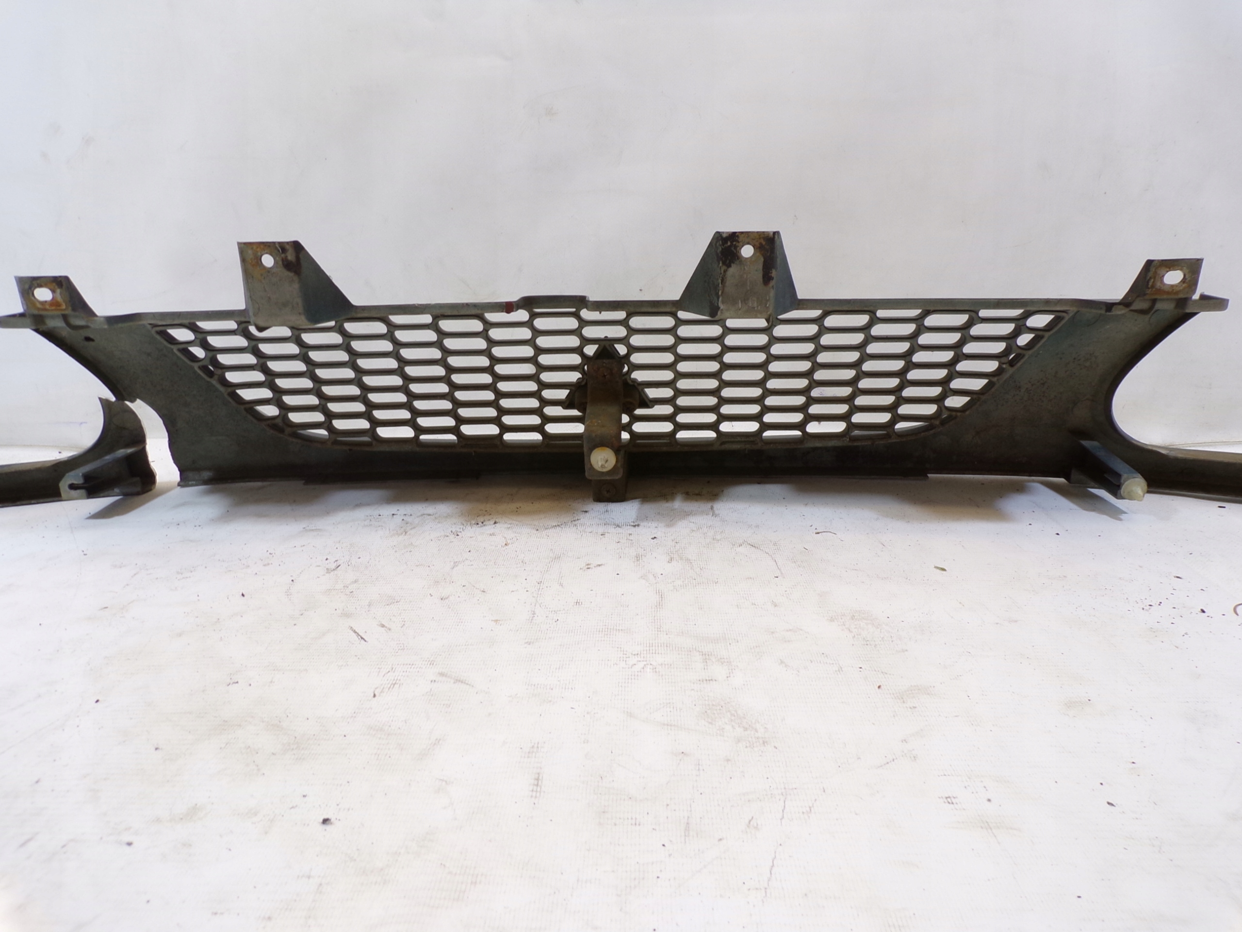 grill grille radiator MITSUBISHI SPACE GEAR