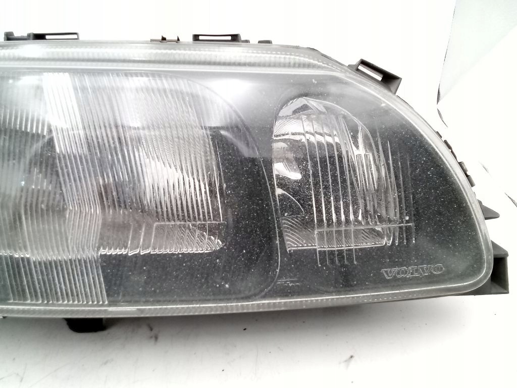 Volvo S60 and 1 light right front front EU