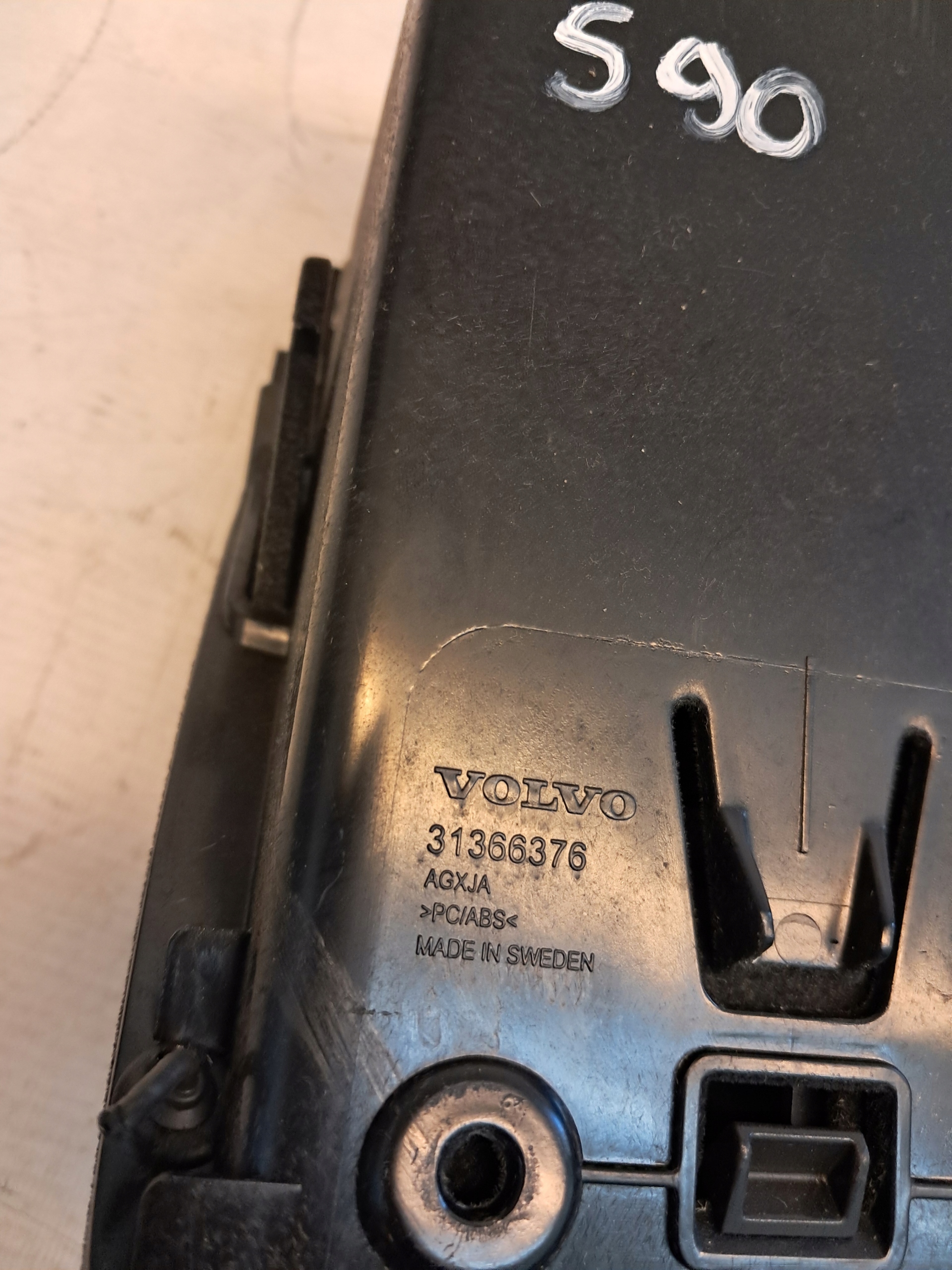 бардачок консоли volvo S90 II 31366376