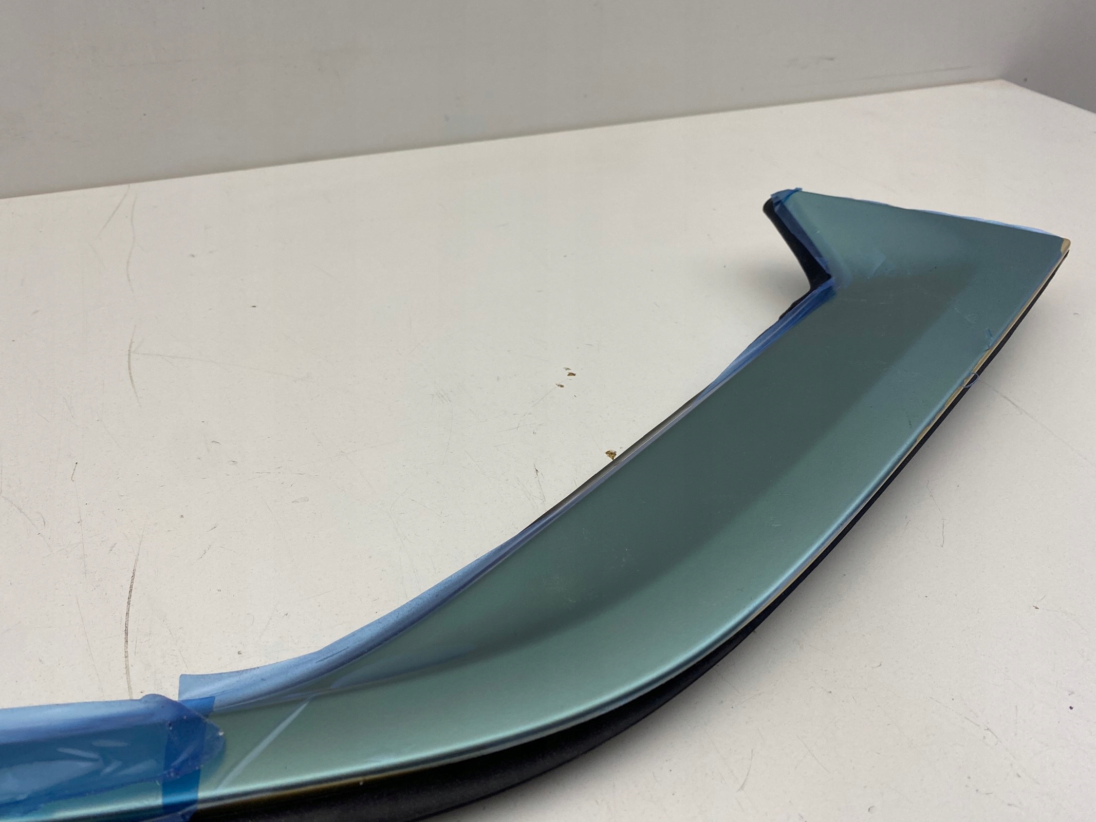 BMW XM G09 PRAWA LISTWA BŁOTNIKA TYŁ GÓRNA OSŁONA TYLNA 22- Producent części BMW OE