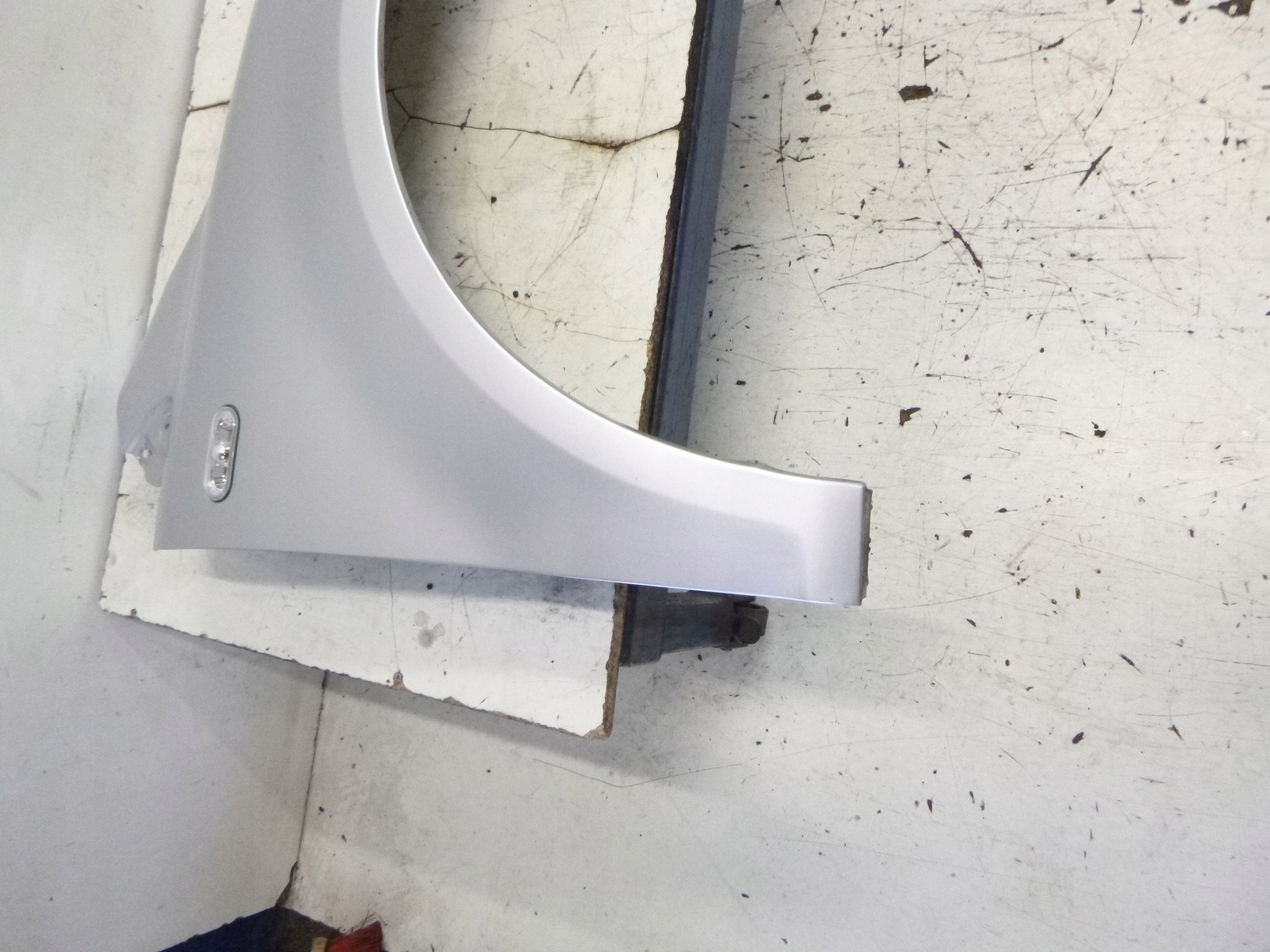 fender front right VW Fox 2005-2011 3D LA7W Srebrny