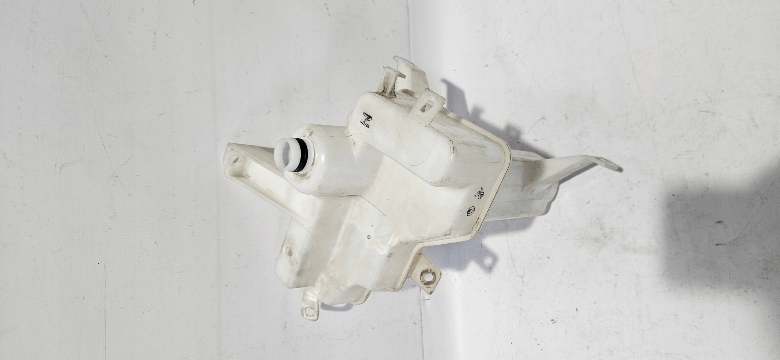 washer fluid tank TOYOTA RAV4 IV 13