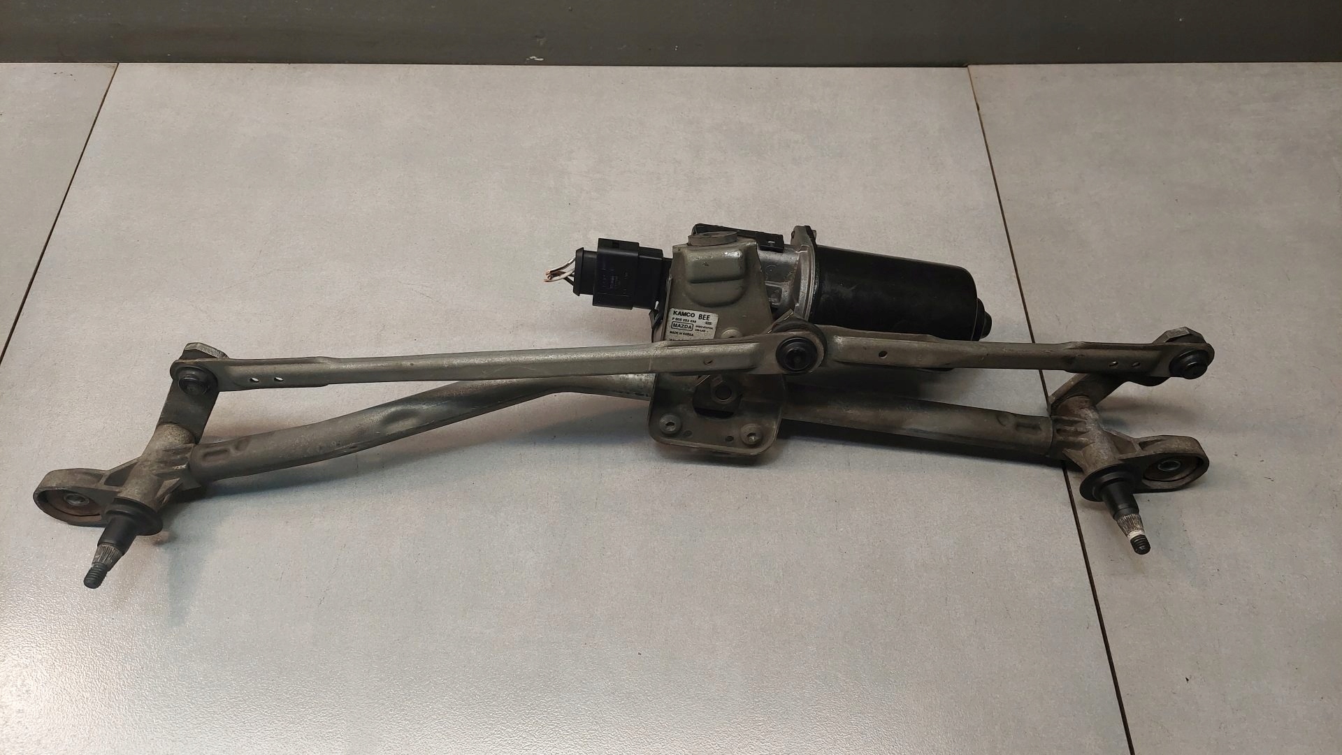 F00S2S2698 BN8V-6737XA - МЕХАНИЗМ СТЕКЛООЧИСТИТЕЛЯ ПЕРЕДНИЙ MAZDA 3 1.6 MZ-CD