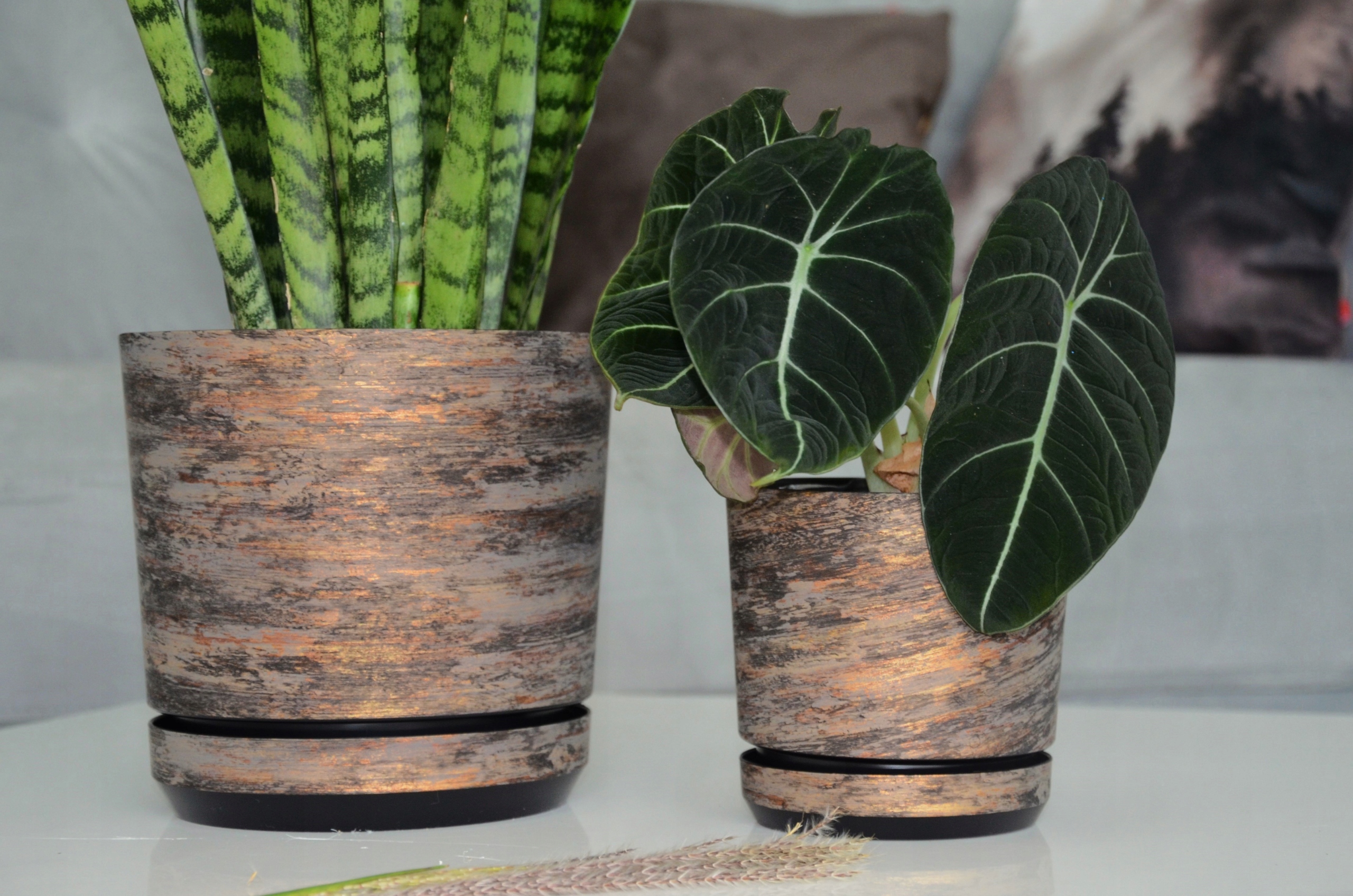 18 RDZAWA KORA Doniczka z podstawką barwy lasu Kolor brązowy