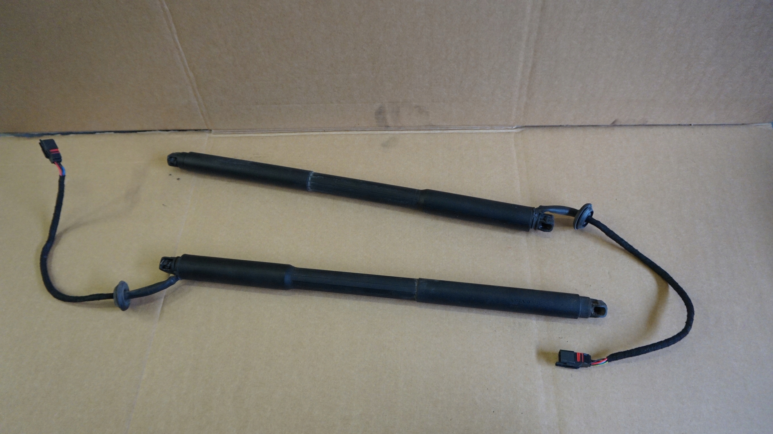 SILOWNIK KLAPY BAGAZNIKA LEWY VOLVO XC60 I Part number 31 352 186