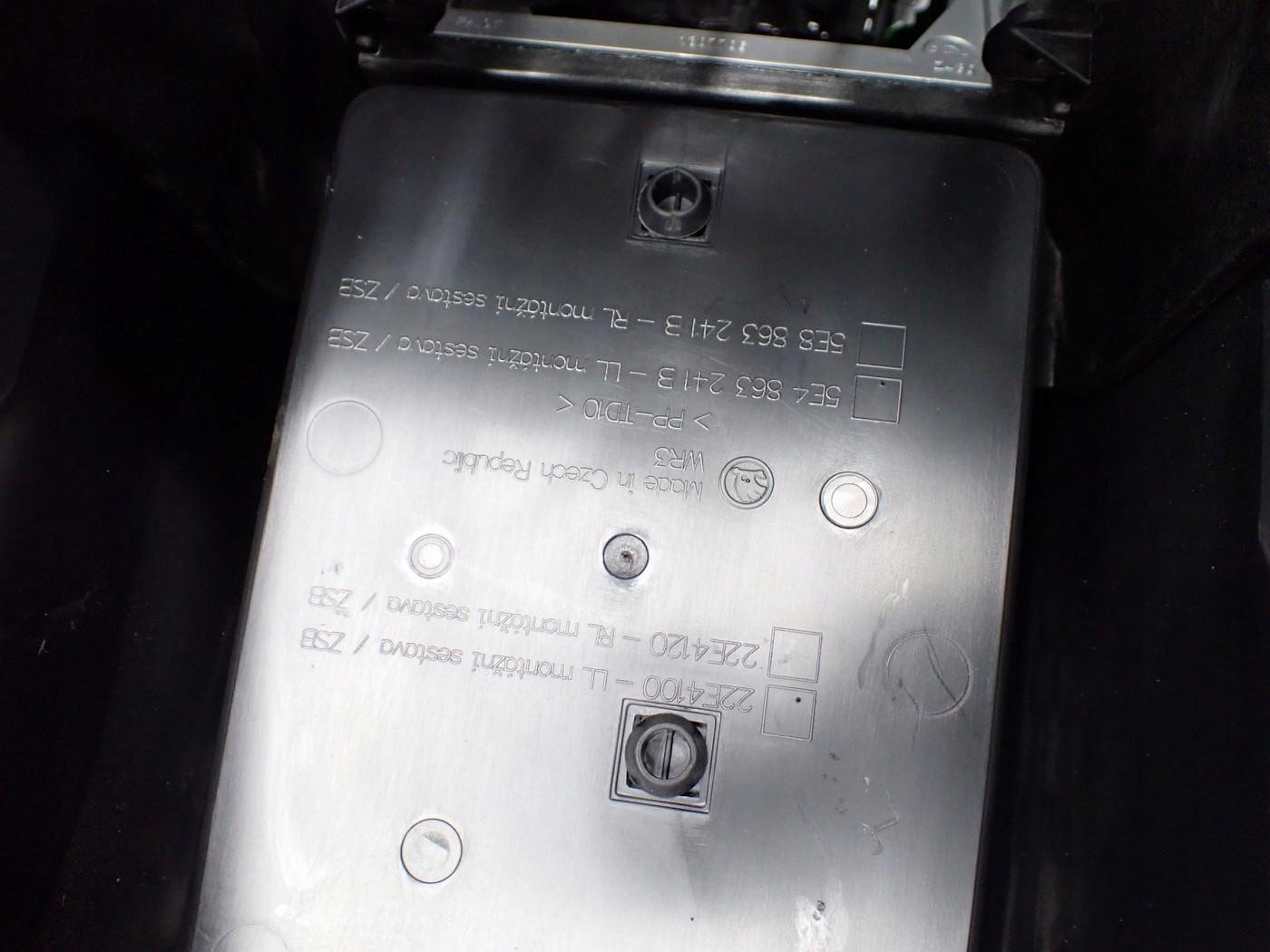 тунель подлокотник usb европа SKODA OCTAVIA IV 5E3 21R