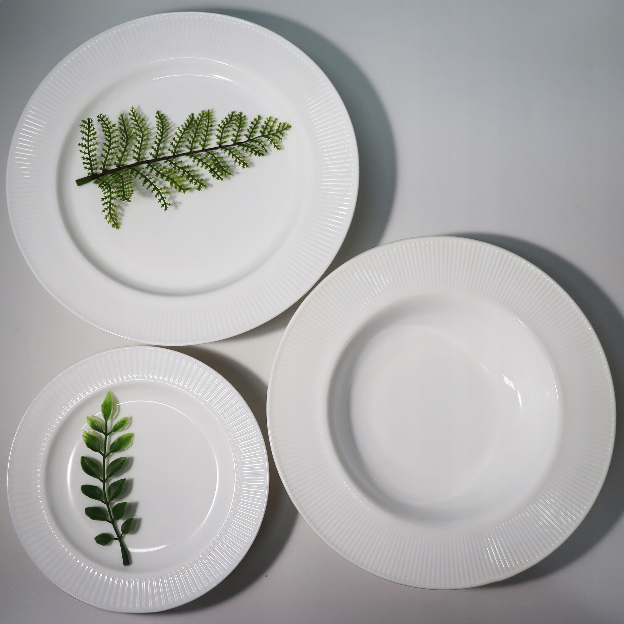 SERWIS OBIADOWY RYFLOWANY 18 EL DLA 6 OSÓB KPL TALERZY ZE ZDOBIENIEM SZKŁO