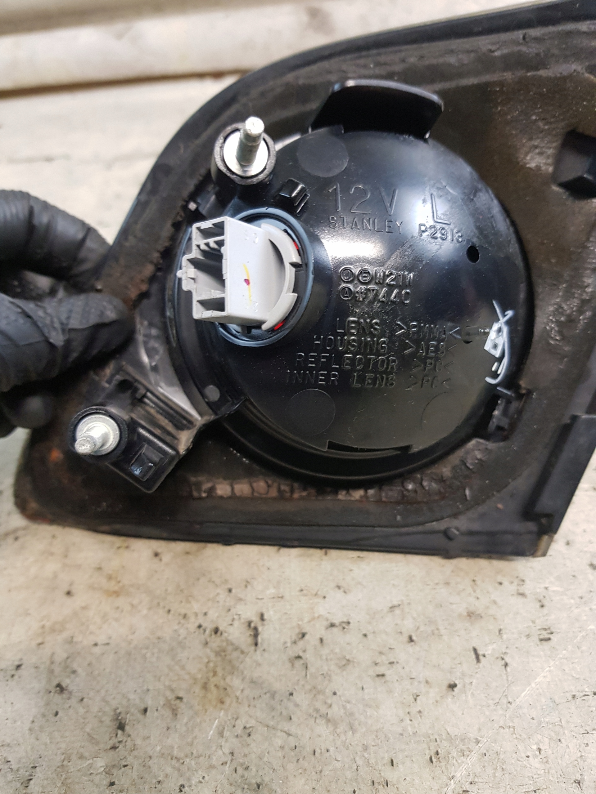 MAZDA 3 and BK HB light rear left to the bonnet P2913L
