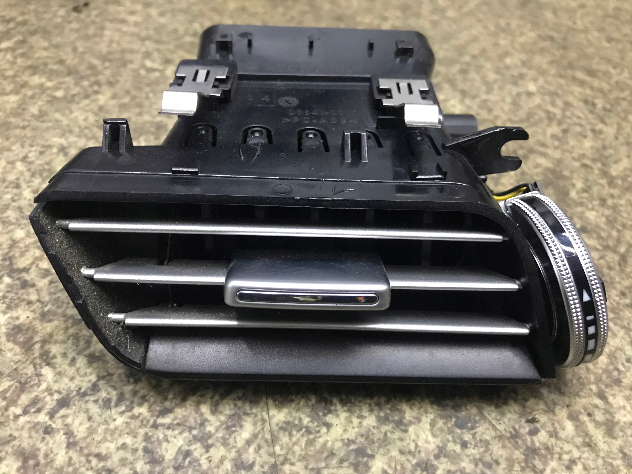 A2128303354 2128303354 - W212 вентиляційна решітка ліва передня передня LIFT 14'