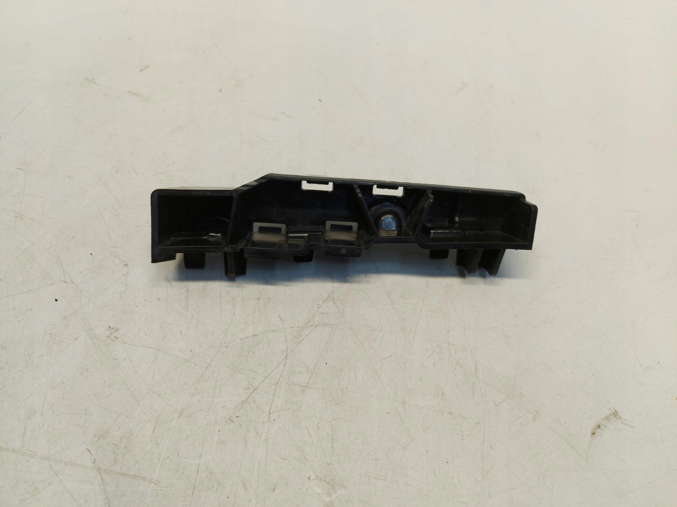 Audi A7 4K8 45 TFSI bumper bracket right