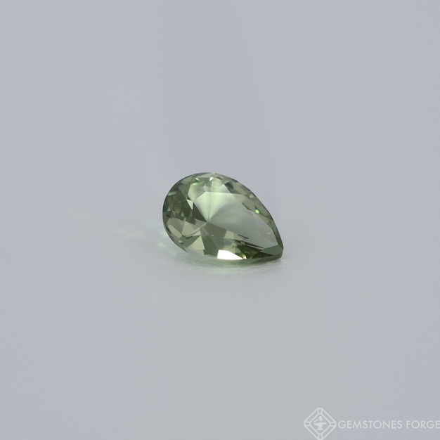 Spinel jemný zeleň 7x5 mm výbrus pear, laboratorně vyrobený