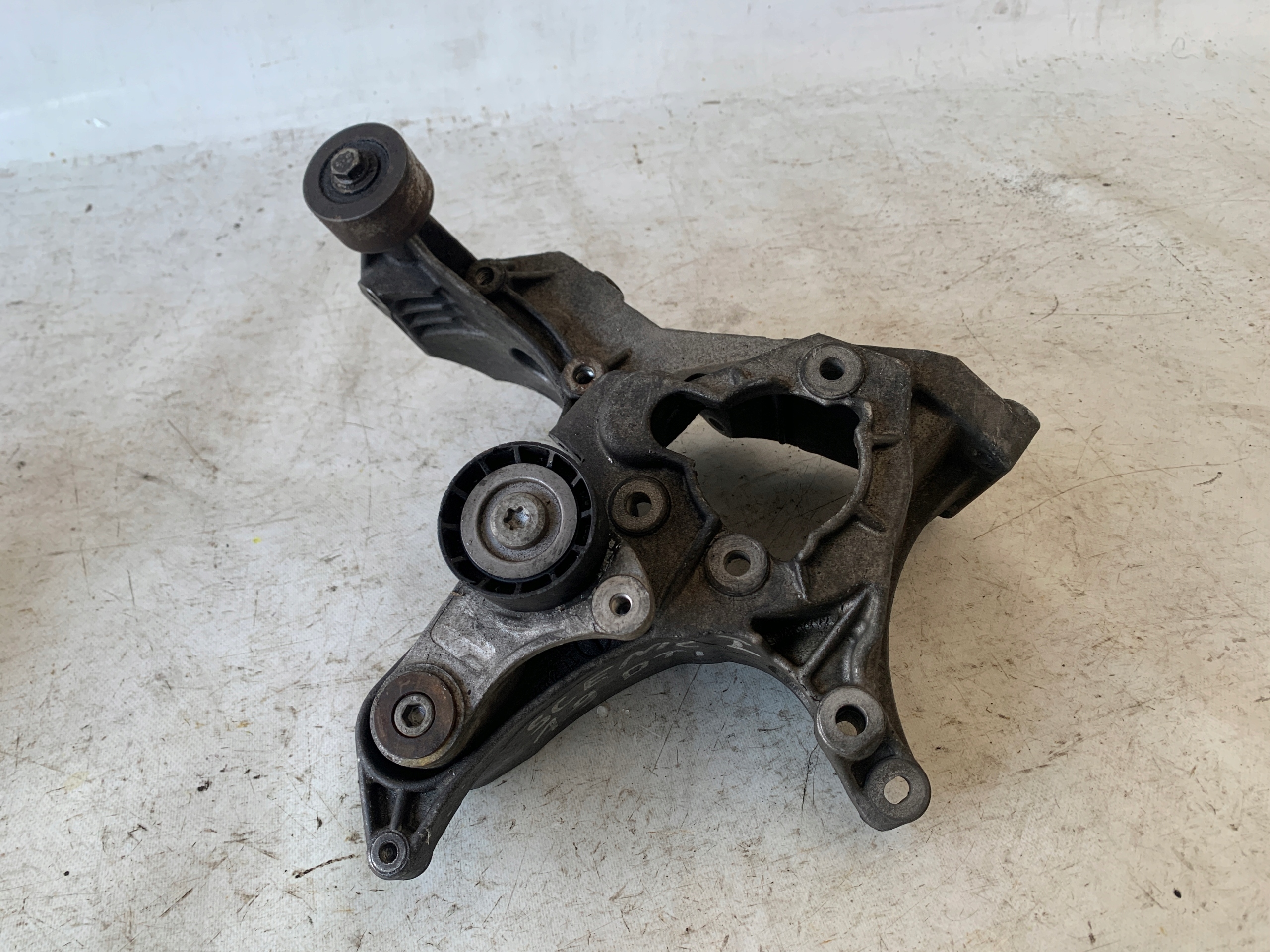 # Supporto POMPY RENAULT SCENIC e 1.9 DTI