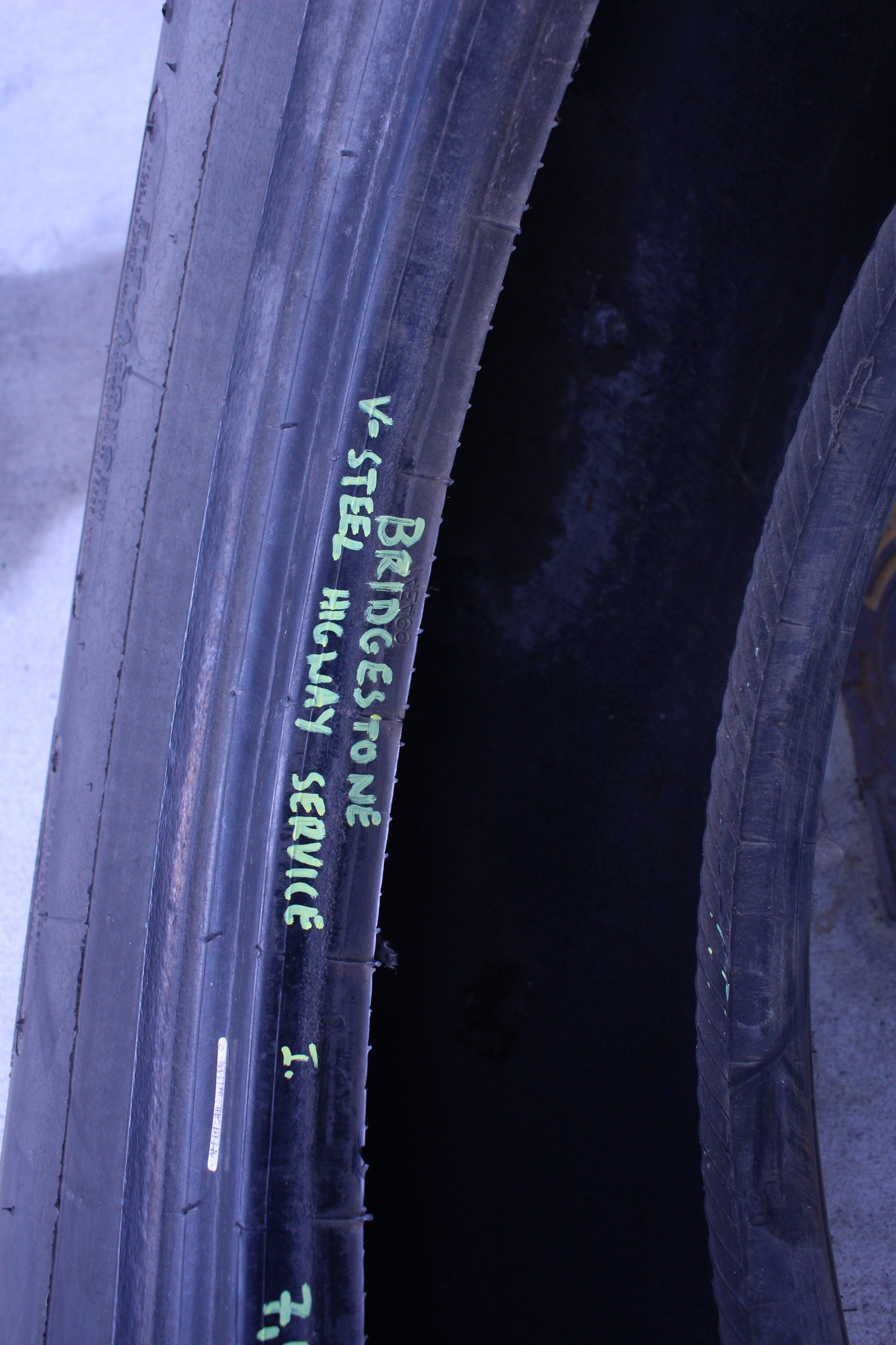 OPONA BRIDGESTONE 385/95/R25 7.40MM Model V-STEEL