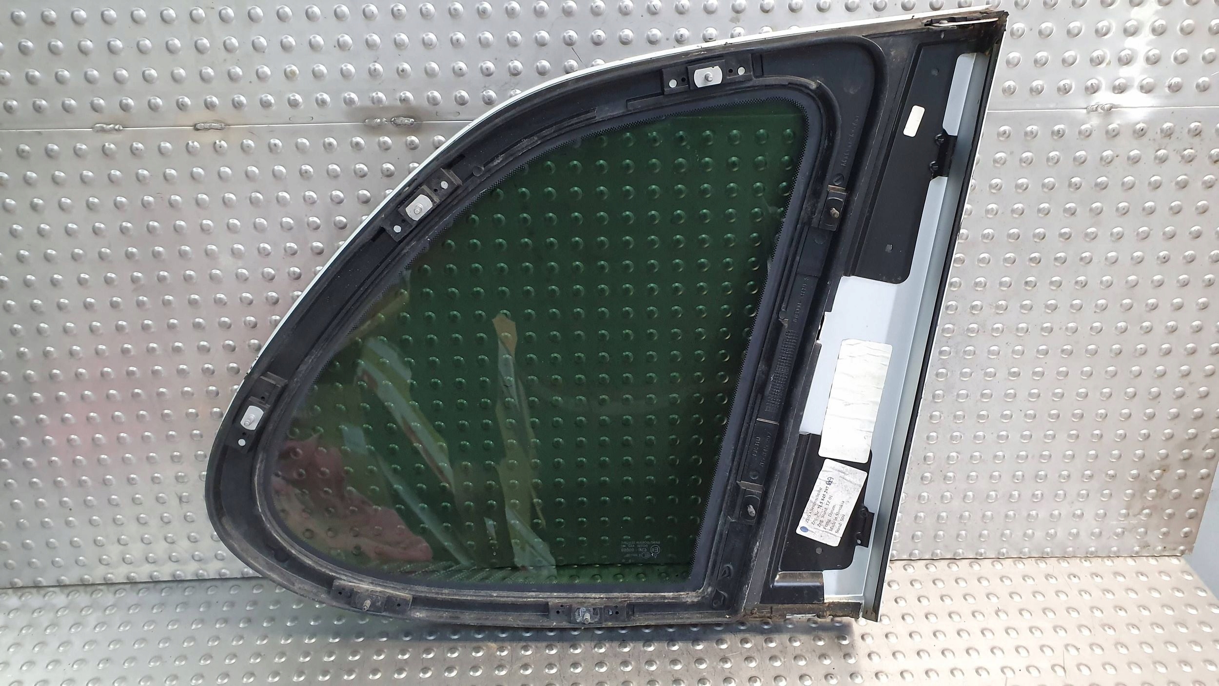 window side rear part left PORSCHE CAYENNE and 7L5845297BA 02