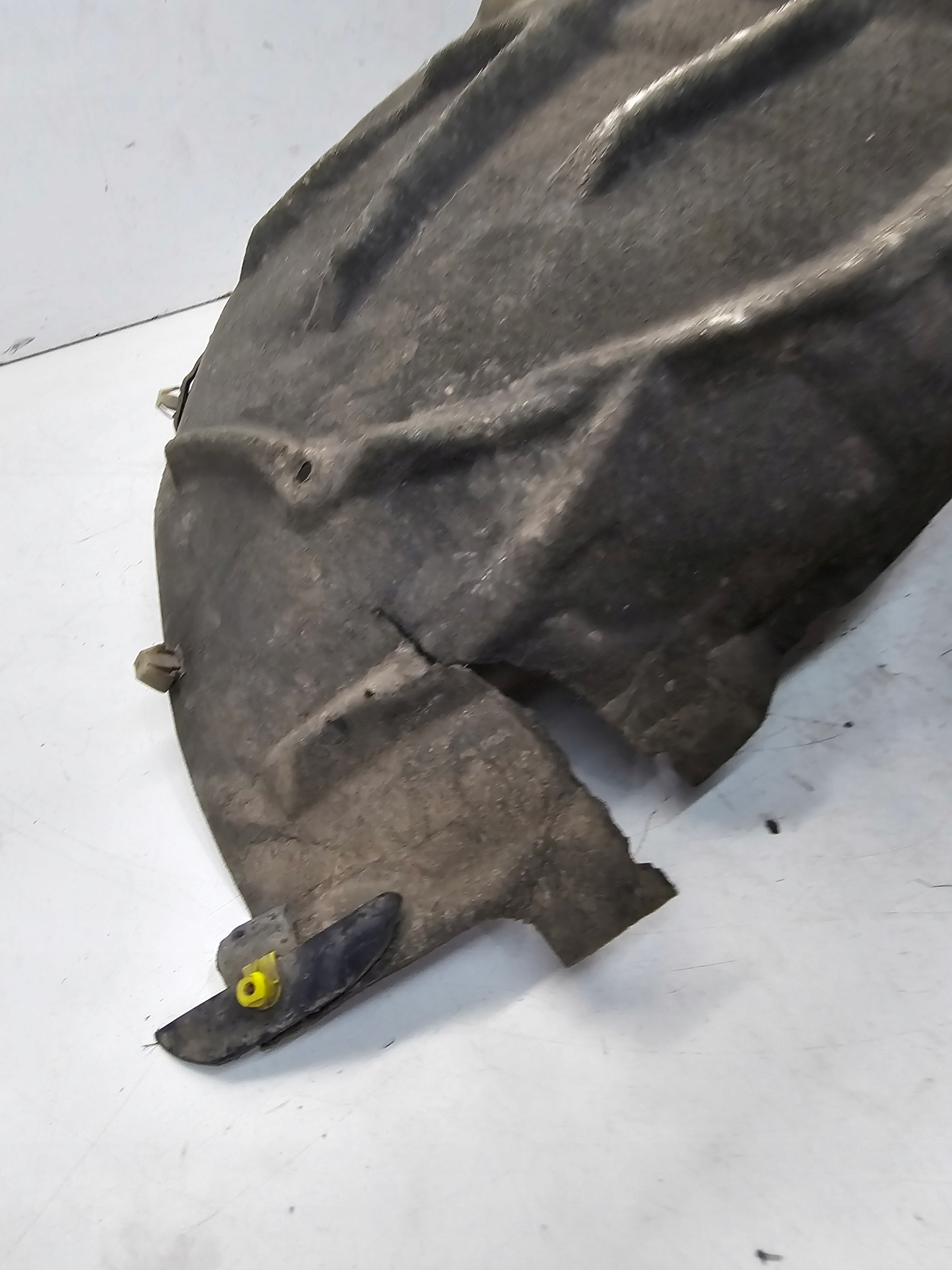 mudguard left front AUDI A4 B9 8W0821171 MATERIALOWE